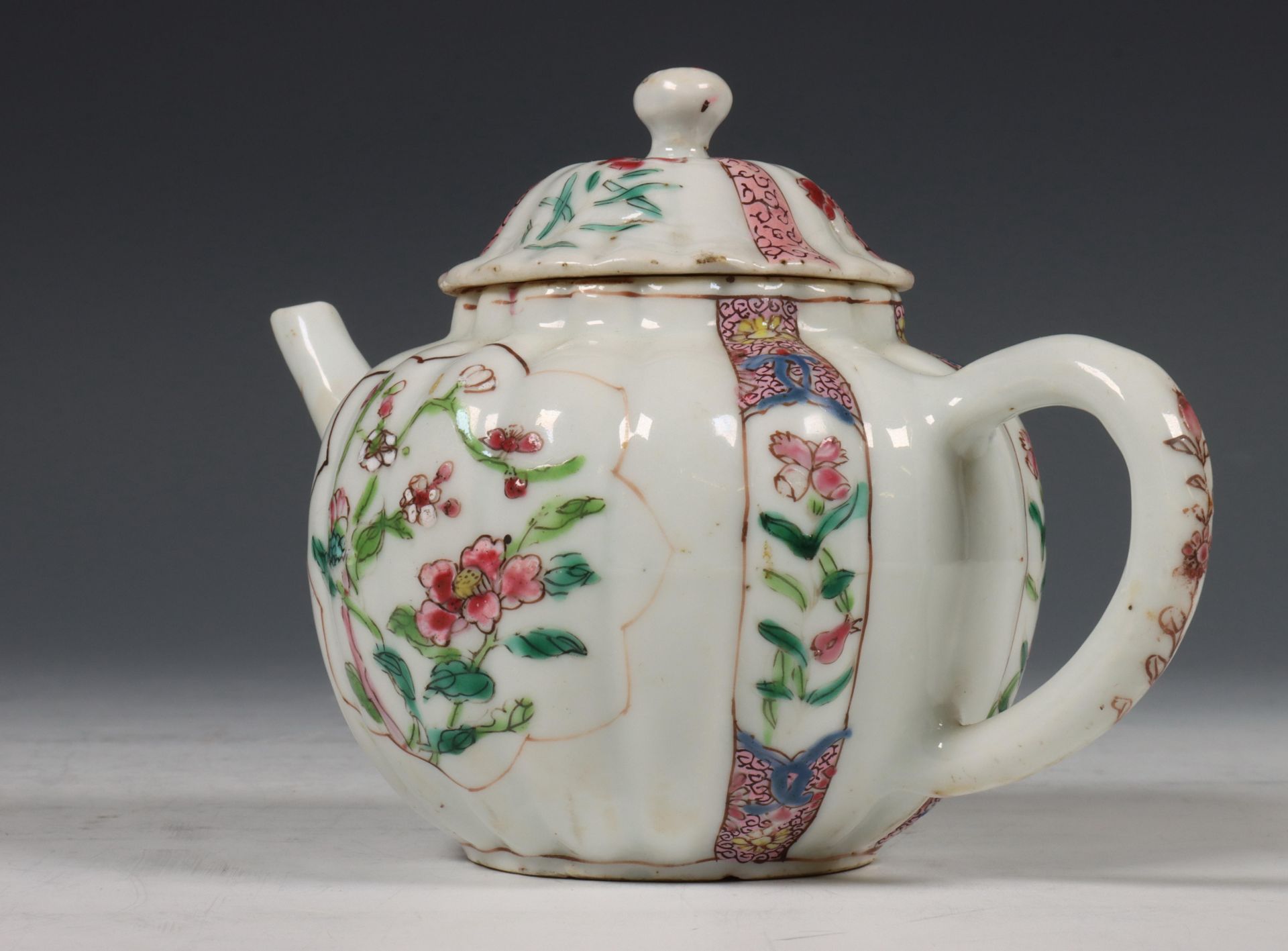 China, famille rose porseleinen gelobde theepot, Qianlong periode (1736-1795), - Bild 3 aus 11