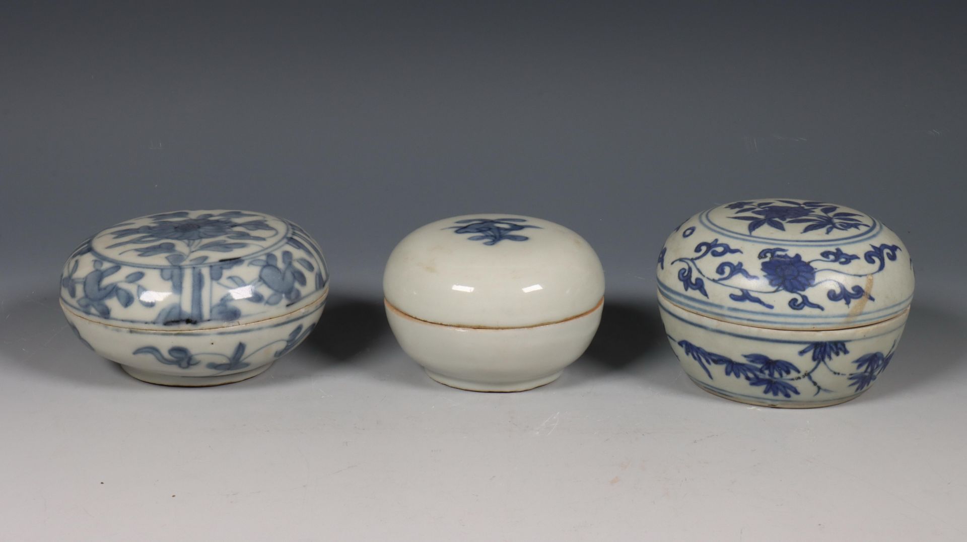 China, drie blauw-wit porseleinen ronde dekseldoosjes, 17e eeuw,