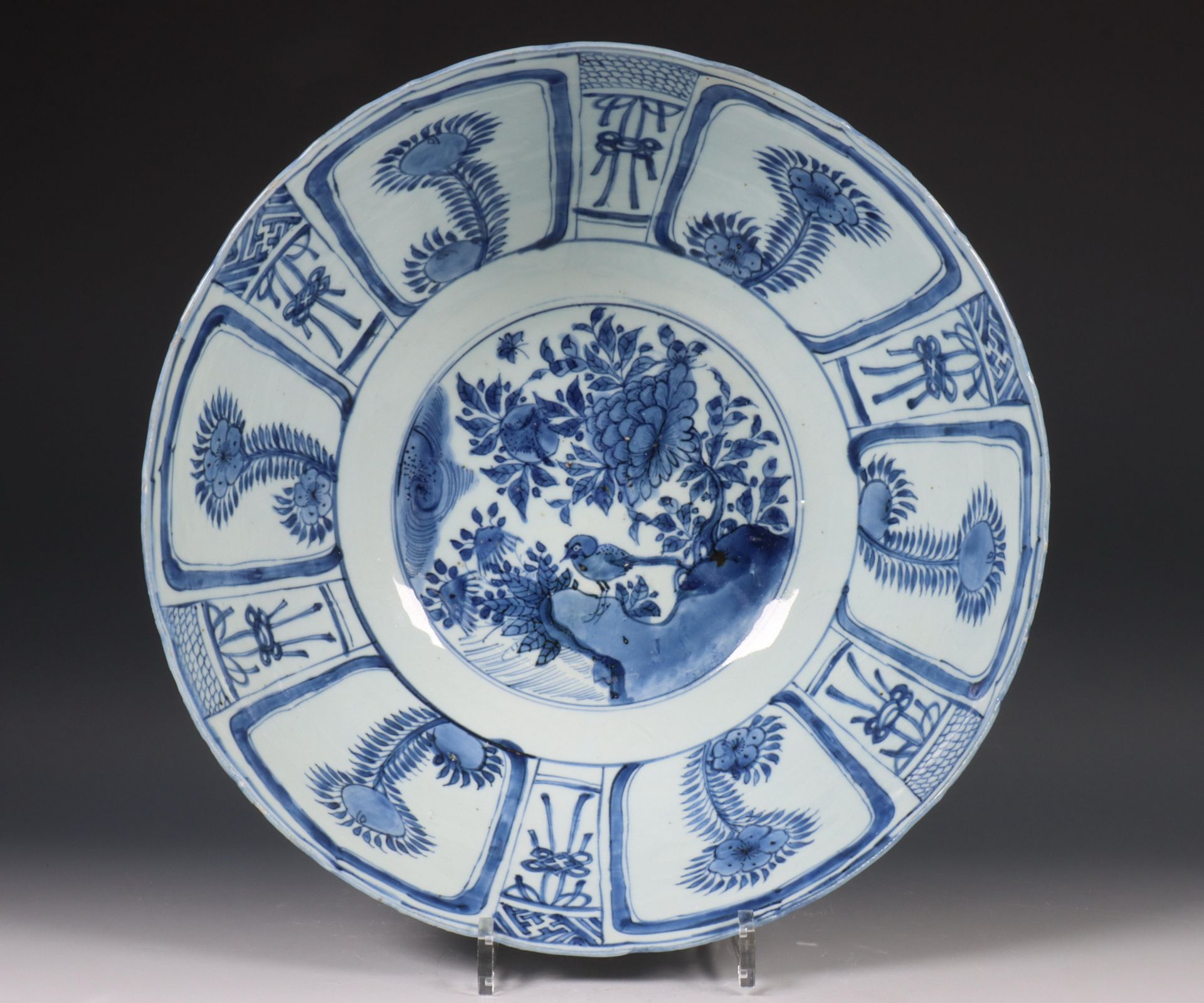 China, grote blauw-wit kraakporseleinen kom, Wanli periode (1572-1620), - Bild 9 aus 21