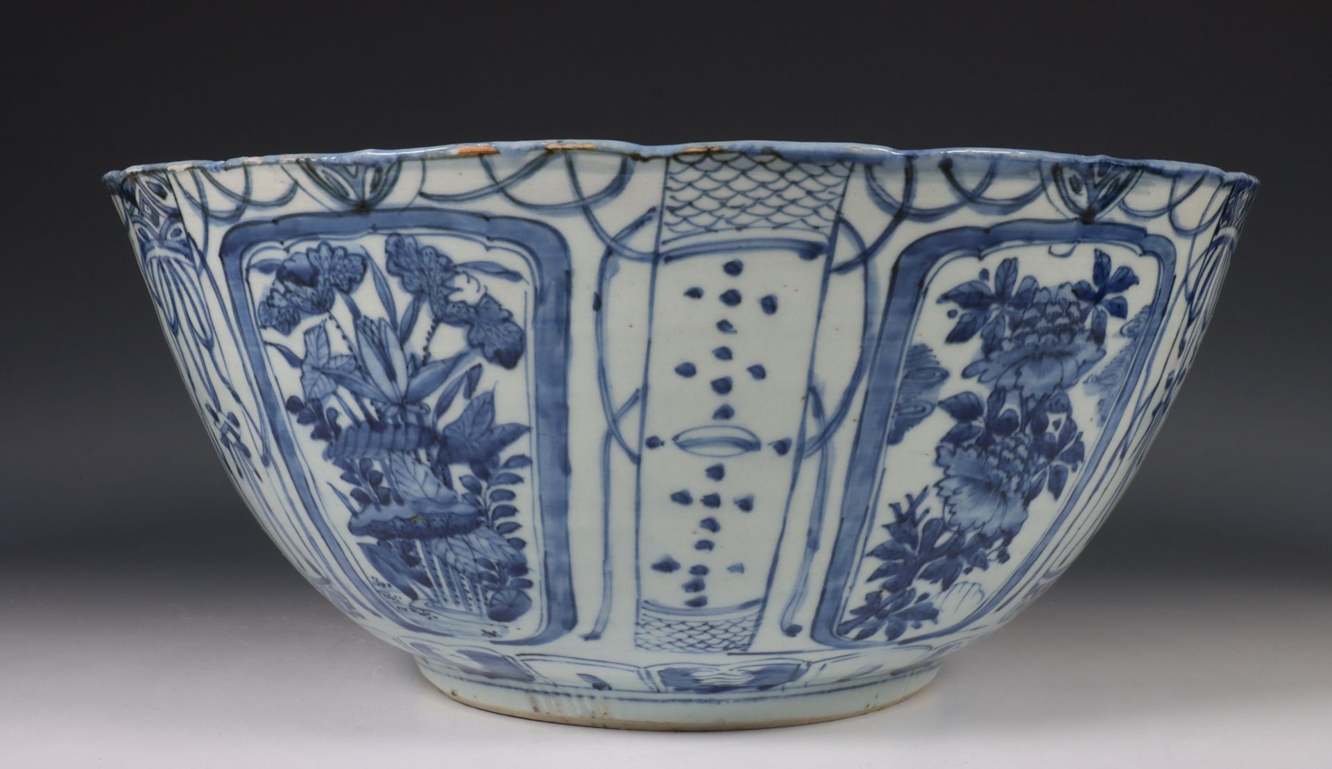 China, grote blauw-wit kraakporseleinen kom, Wanli periode (1572-1620), - Bild 5 aus 21