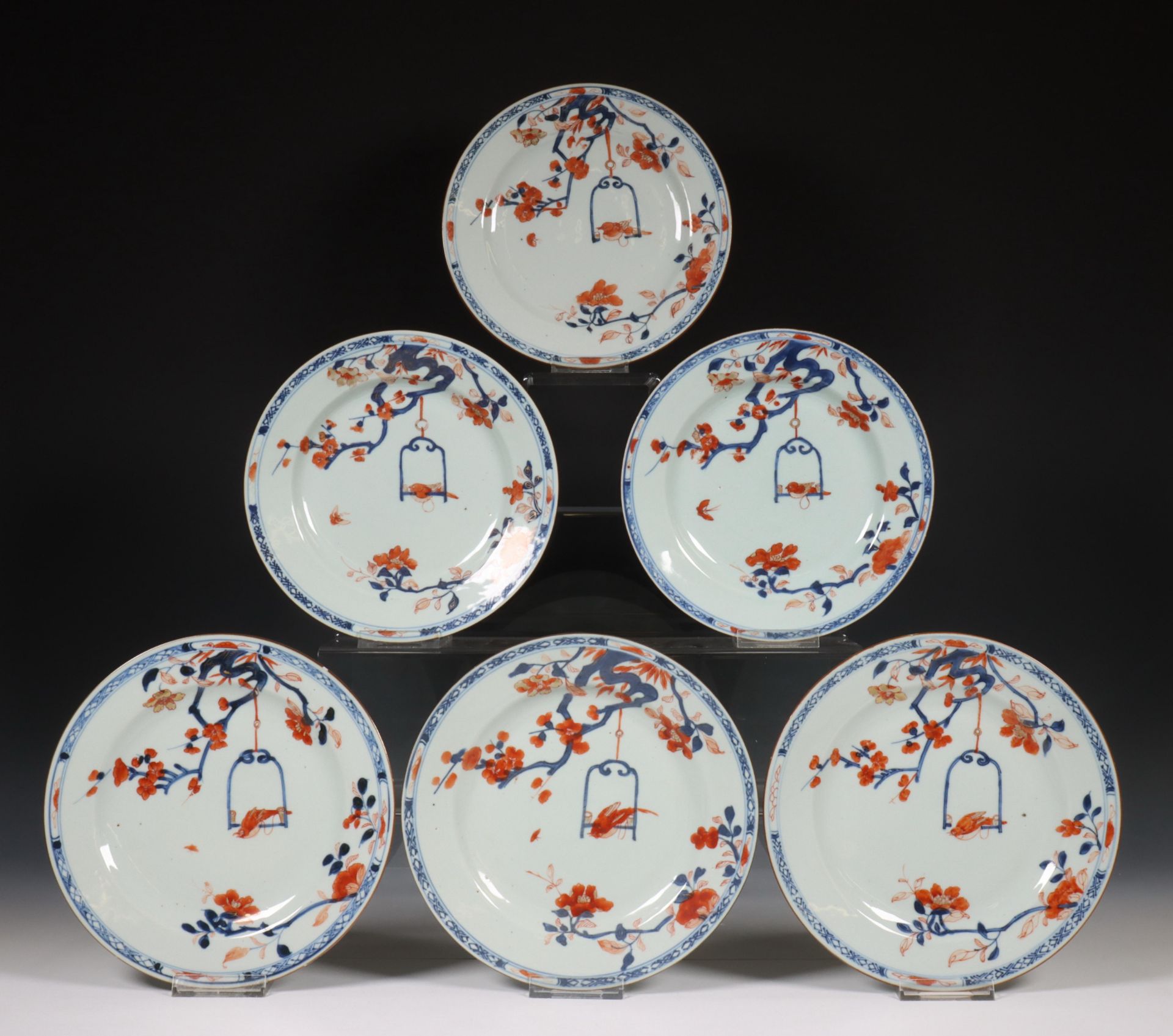 China, set van zes Imari porseleinen borden, 18e eeuw,