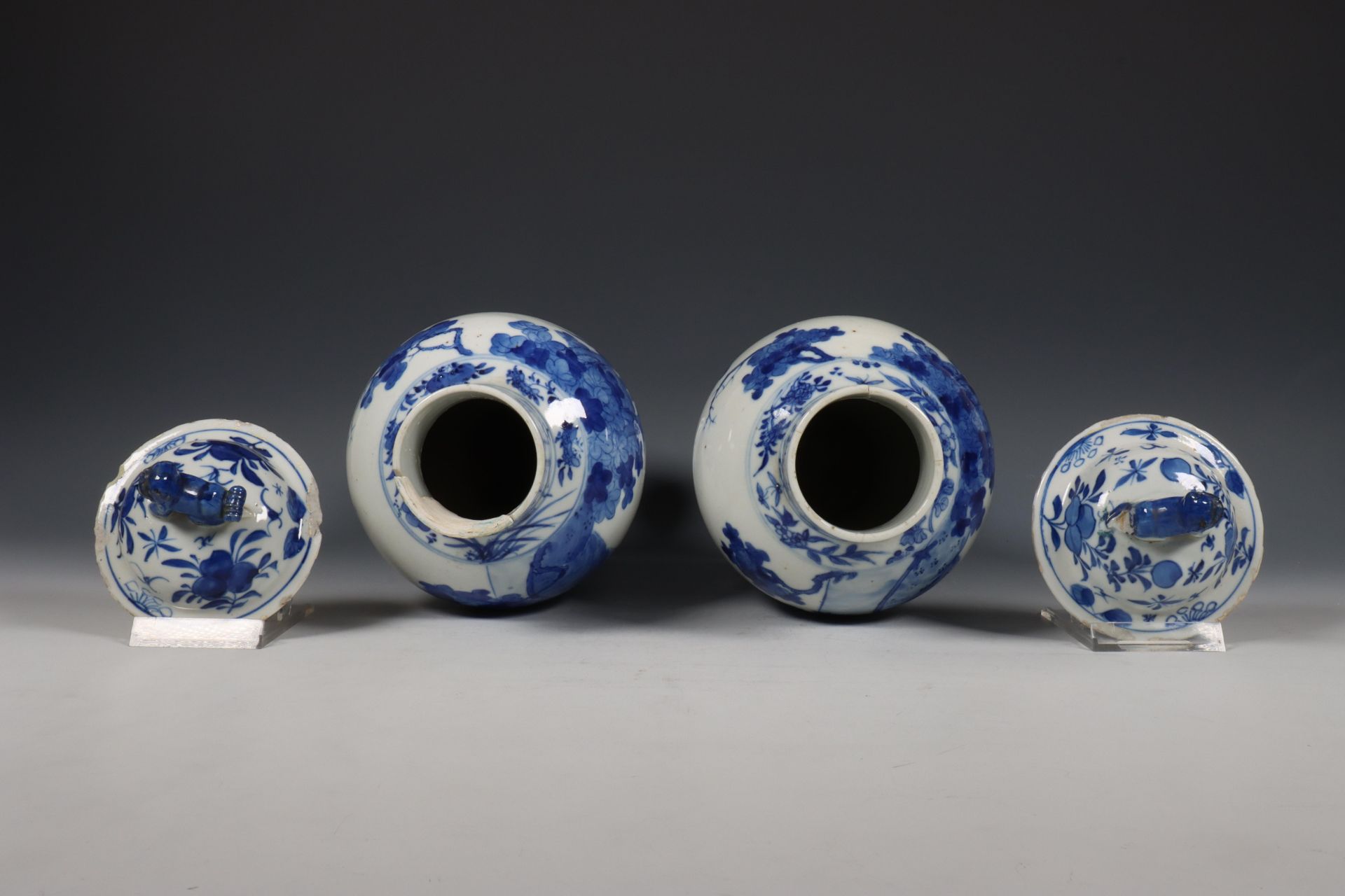 China, paar blauw-wit porseleinen baluster dekselvazen, 19e eeuw, - Bild 6 aus 6