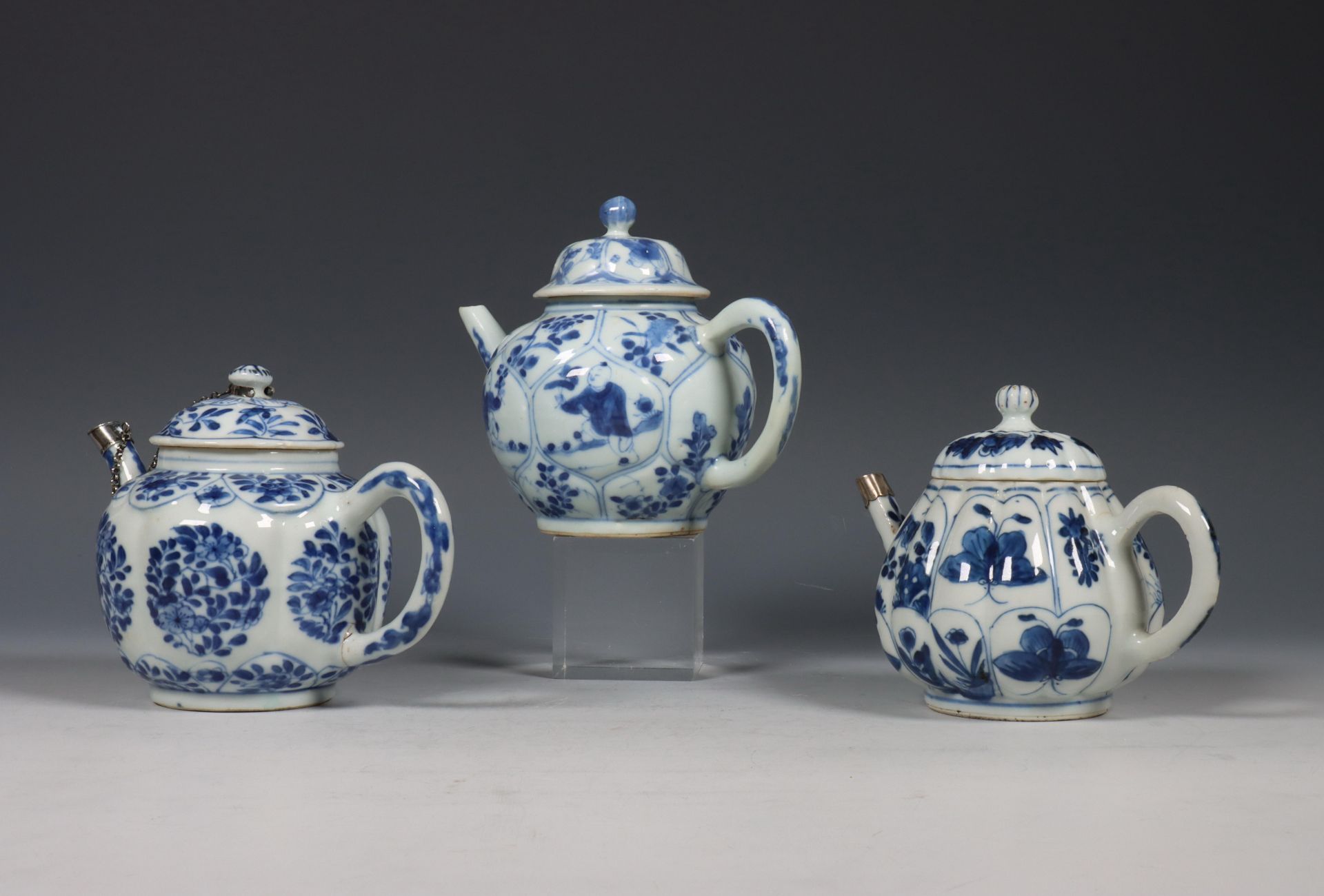 China, drie gelobde blauw-wit porseleinen theepotten, Kangxi periode (1662-1722), - Bild 4 aus 9