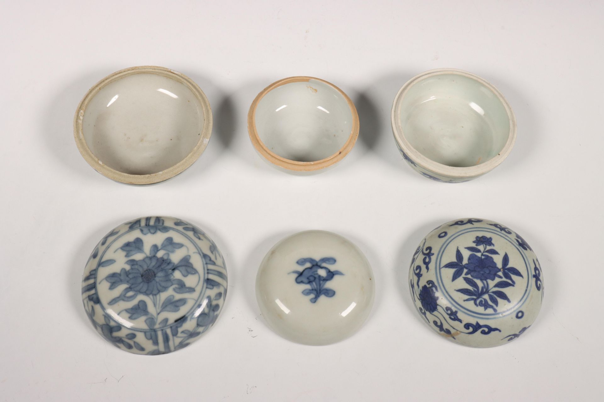 China, drie blauw-wit porseleinen ronde dekseldoosjes, 17e eeuw, - Bild 3 aus 4