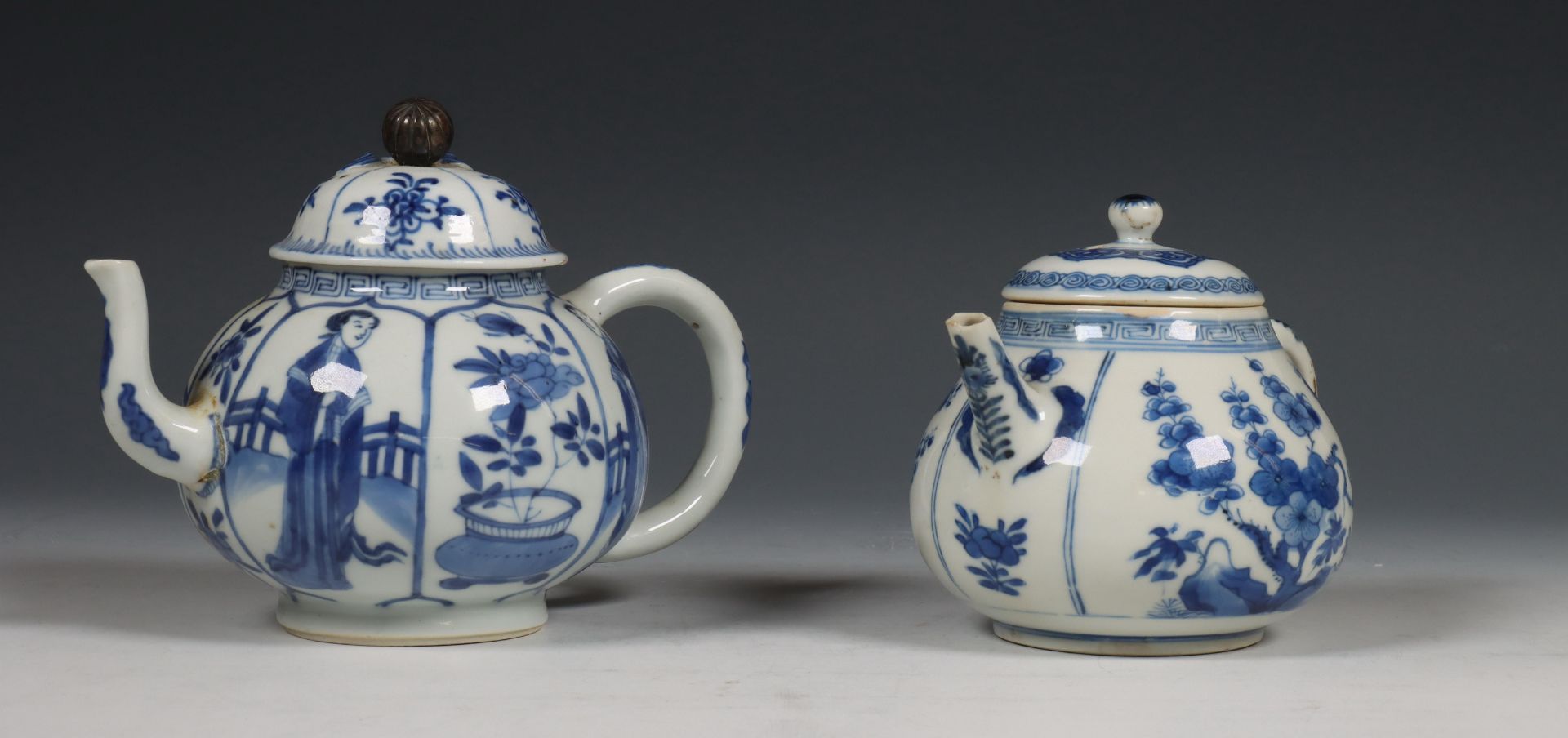 China, twee blauw-wit porseleinen theepotten, Kangxi periode (1662-1722), - Bild 7 aus 13