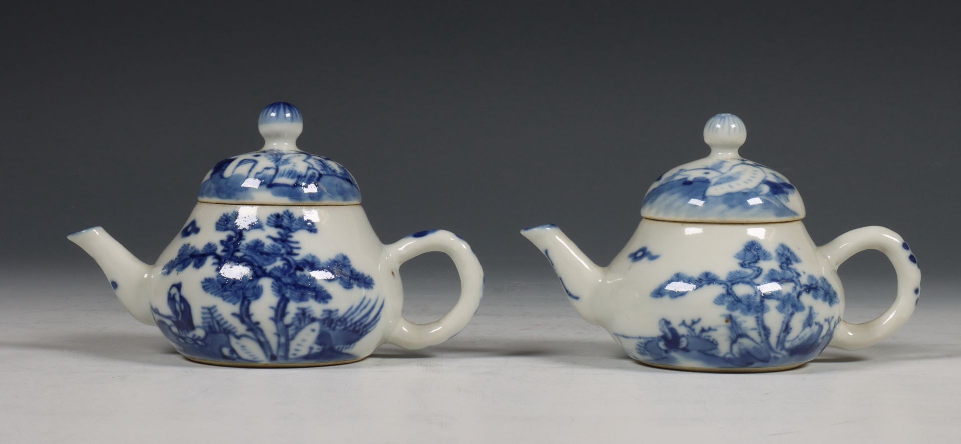 China, twee blauw-wit porseleinen theepotjes, 18e eeuw,