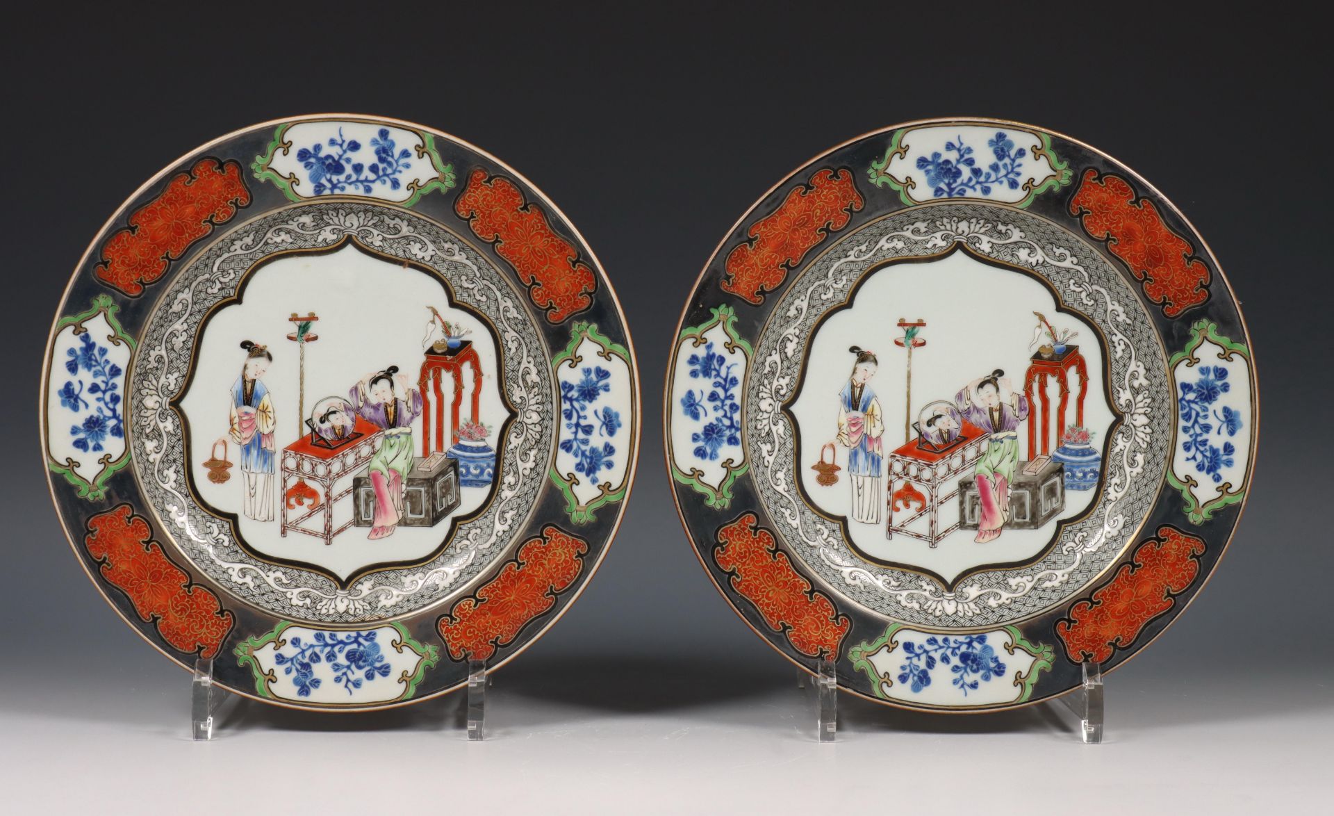 China, paar famille rose en zilvergedecoreerde porseleinen borden, Yongzheng-stijl, 20e eeuw,