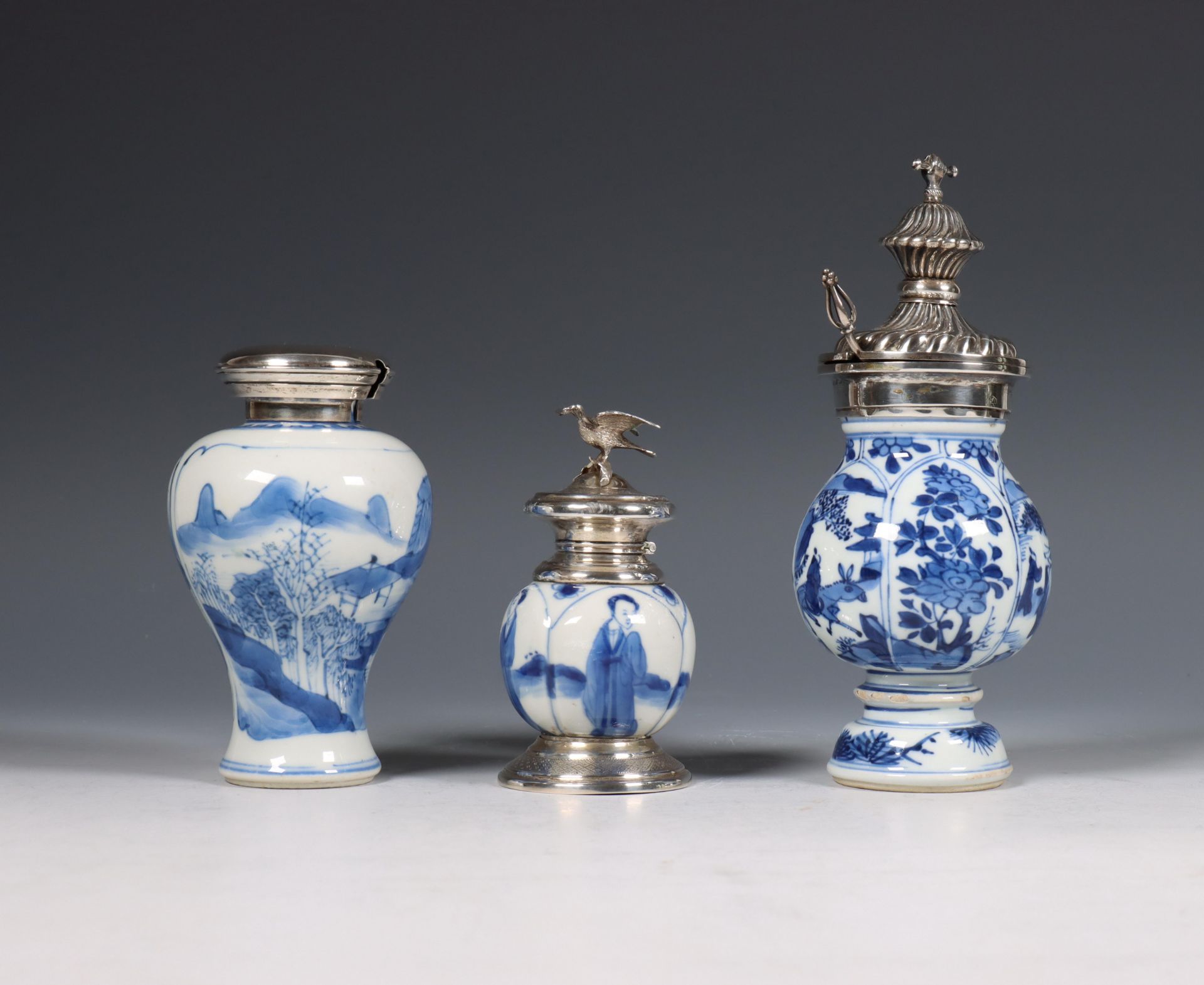 China, drie zilvergemonteerde blauw-wit porseleinen mosterdpotjes, Kangxi periode (1662-1722), het z - Bild 4 aus 6