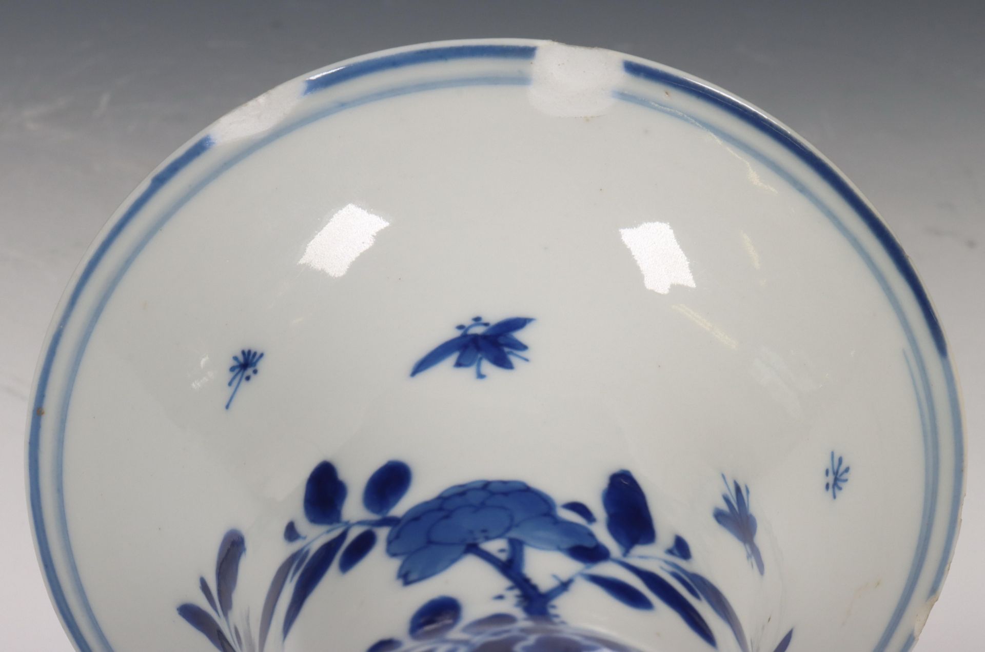 China, blauw-wit porseleinen trompetvaas, Kangxi periode (1662-1722), - Bild 8 aus 12