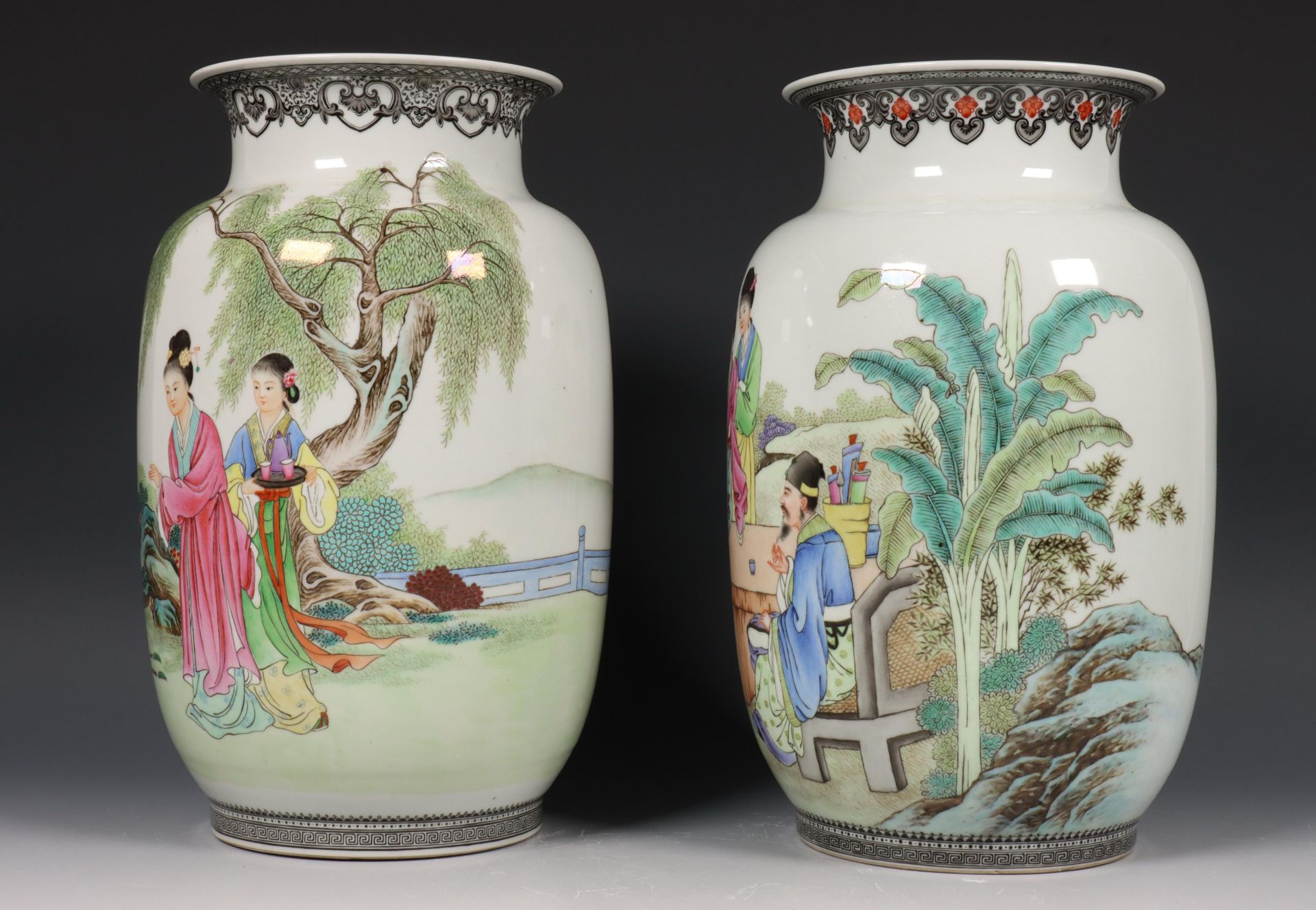 China, twee famille rose porseleinen lampionvormige vazen, modern, - Bild 6 aus 11