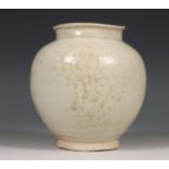 China, crème-geglazuurde vaas, 17e/18e eeuw,