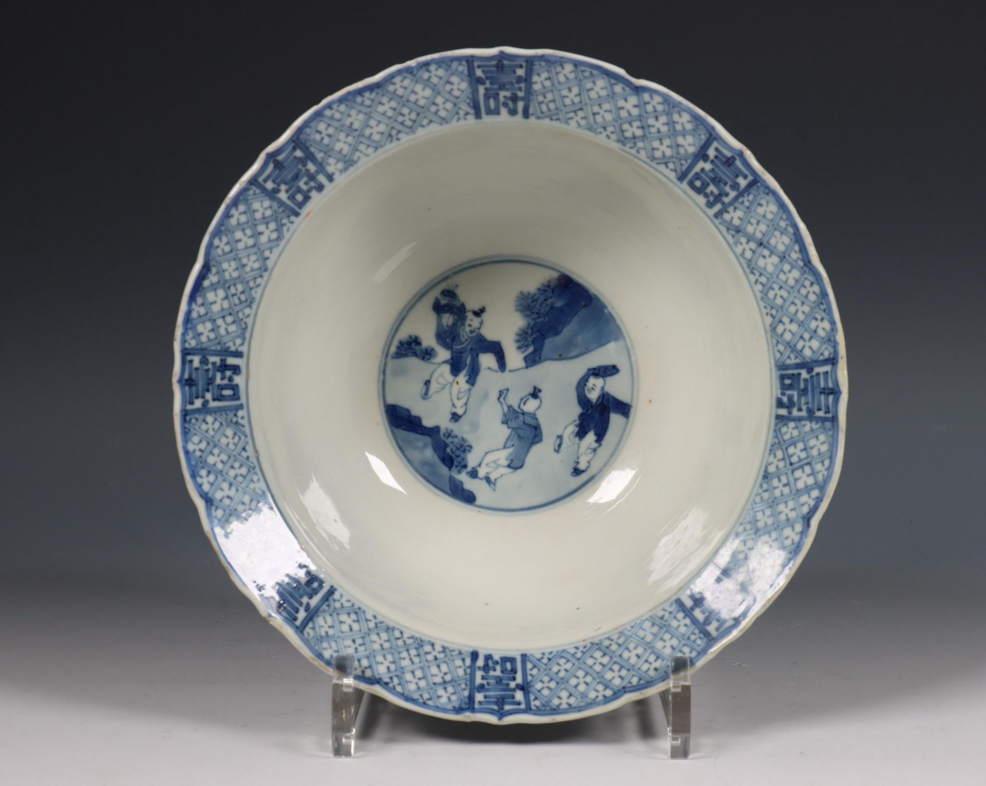 China, blauw-wit porseleinen kom, Kangxi zeskarakter merk en uit de periode (1662-1722), - Bild 3 aus 8