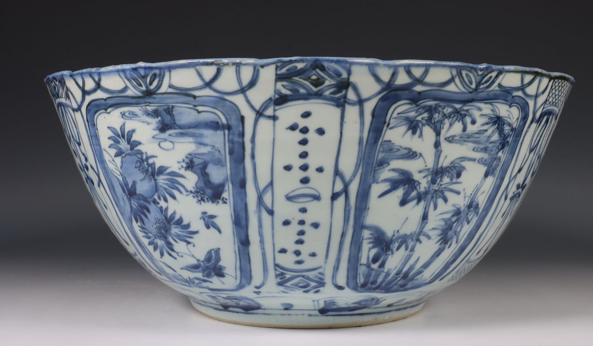 China, grote blauw-wit kraakporseleinen kom, Wanli periode (1572-1620), - Bild 6 aus 21