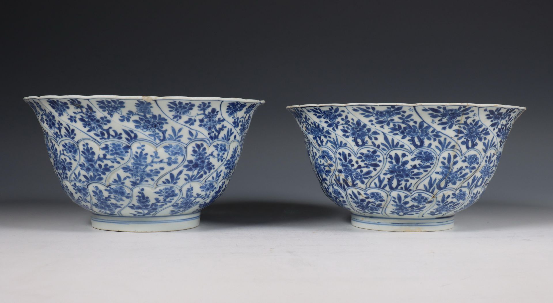 China, paar blauw-wit porseleinen gelobde kommen, Kangxi periode (1662-1722),