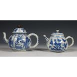 China, twee blauw-wit porseleinen theepotten, Kangxi periode (1662-1722),