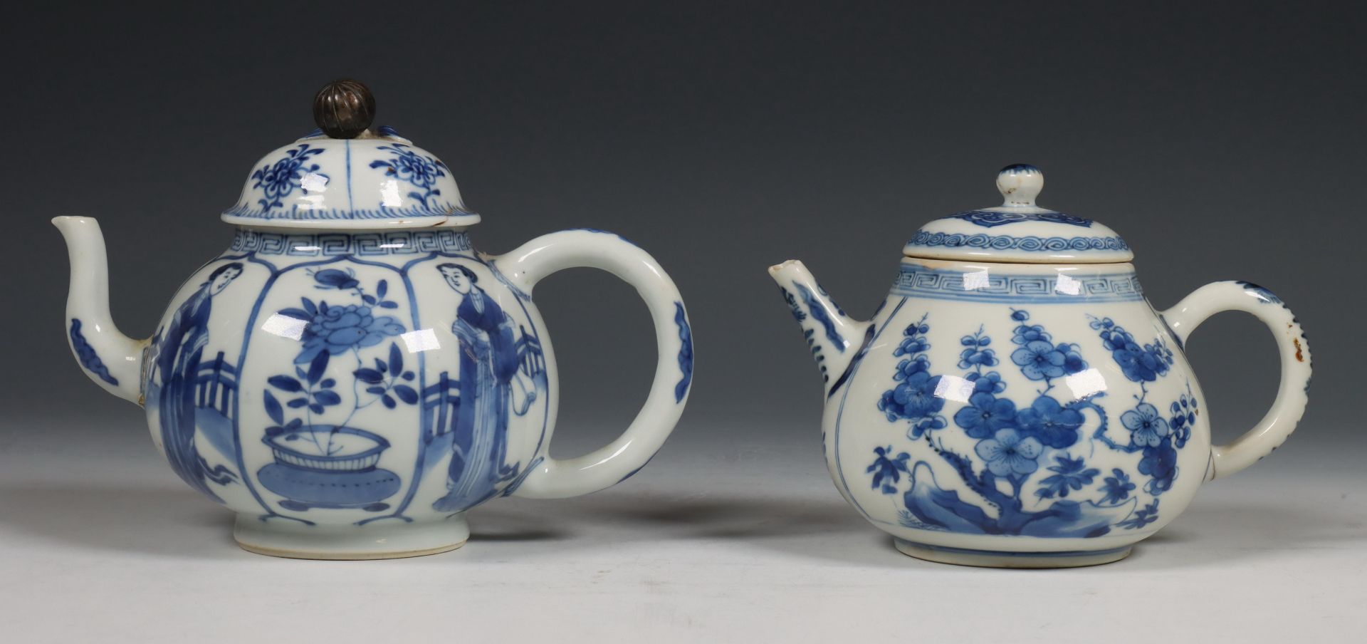 China, twee blauw-wit porseleinen theepotten, Kangxi periode (1662-1722),