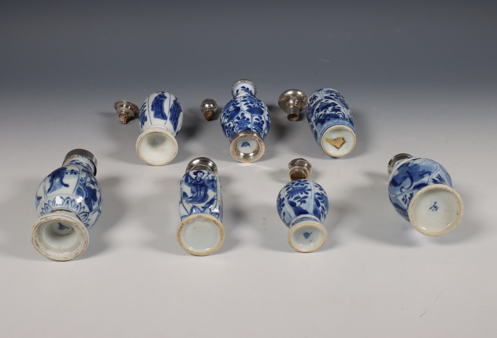 China, collectie zilvergemonteerde blauw-wit porseleinen vaasjes, Kangxi periode (1662-1722), het zi - Bild 5 aus 5