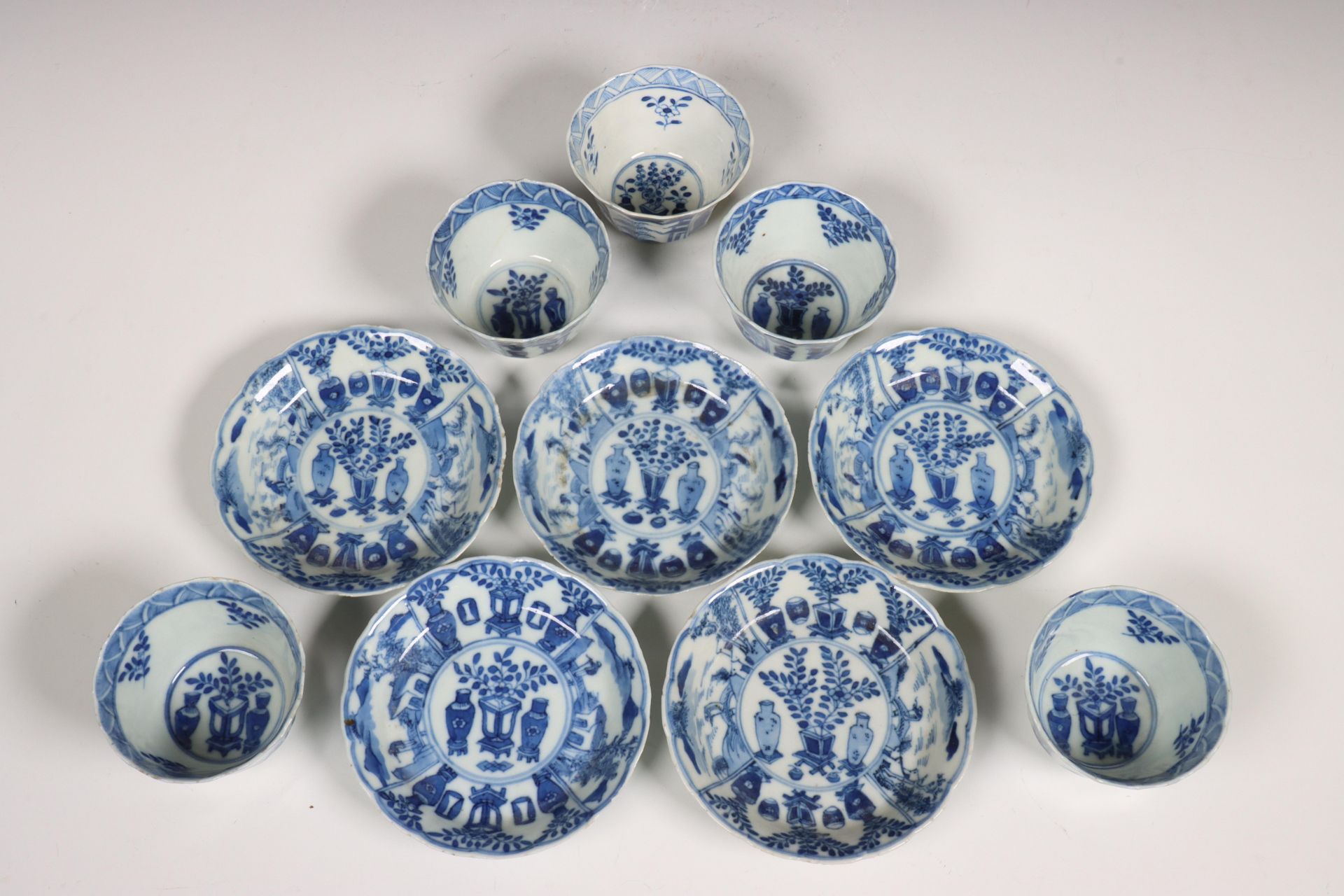 China, set van vijf blauw-wit porseleinen koppen en schotels, 18e eeuw, - Bild 2 aus 3
