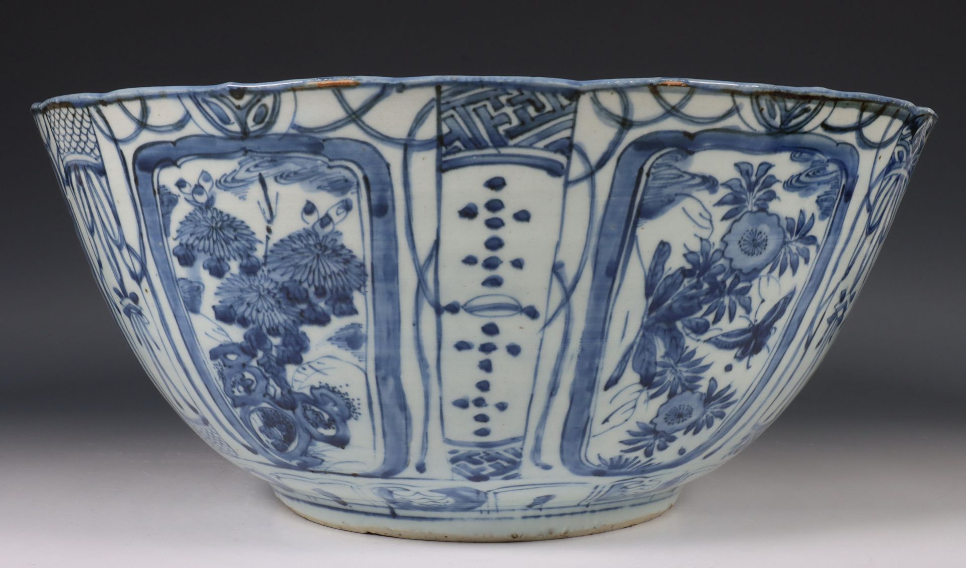 China, grote blauw-wit kraakporseleinen kom, Wanli periode (1572-1620), - Bild 21 aus 21