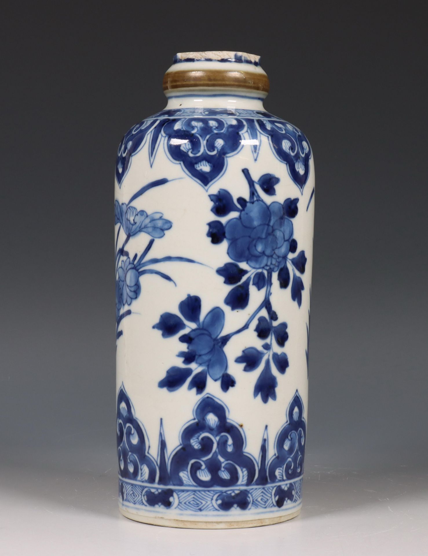 China, blauw-wit porseleinen rouleau vaas, Kangxi periode (1662-1722), - Bild 4 aus 9