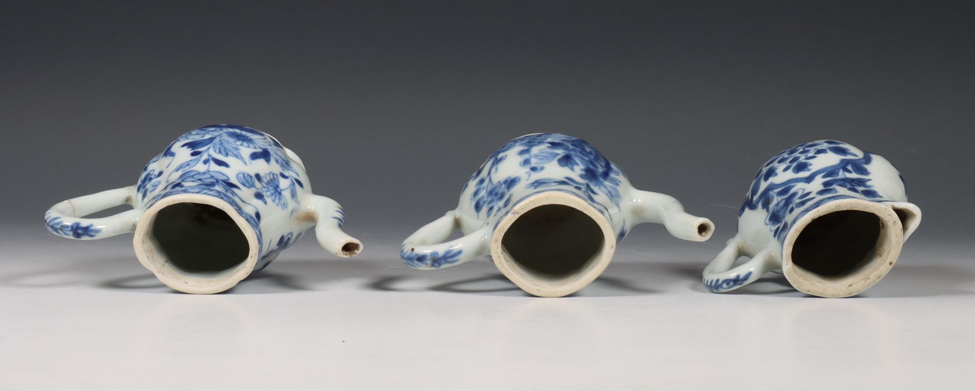China, samengesteld blauw-wit porseleinen olie- en azijnstel, 18e eeuw, - Bild 2 aus 6