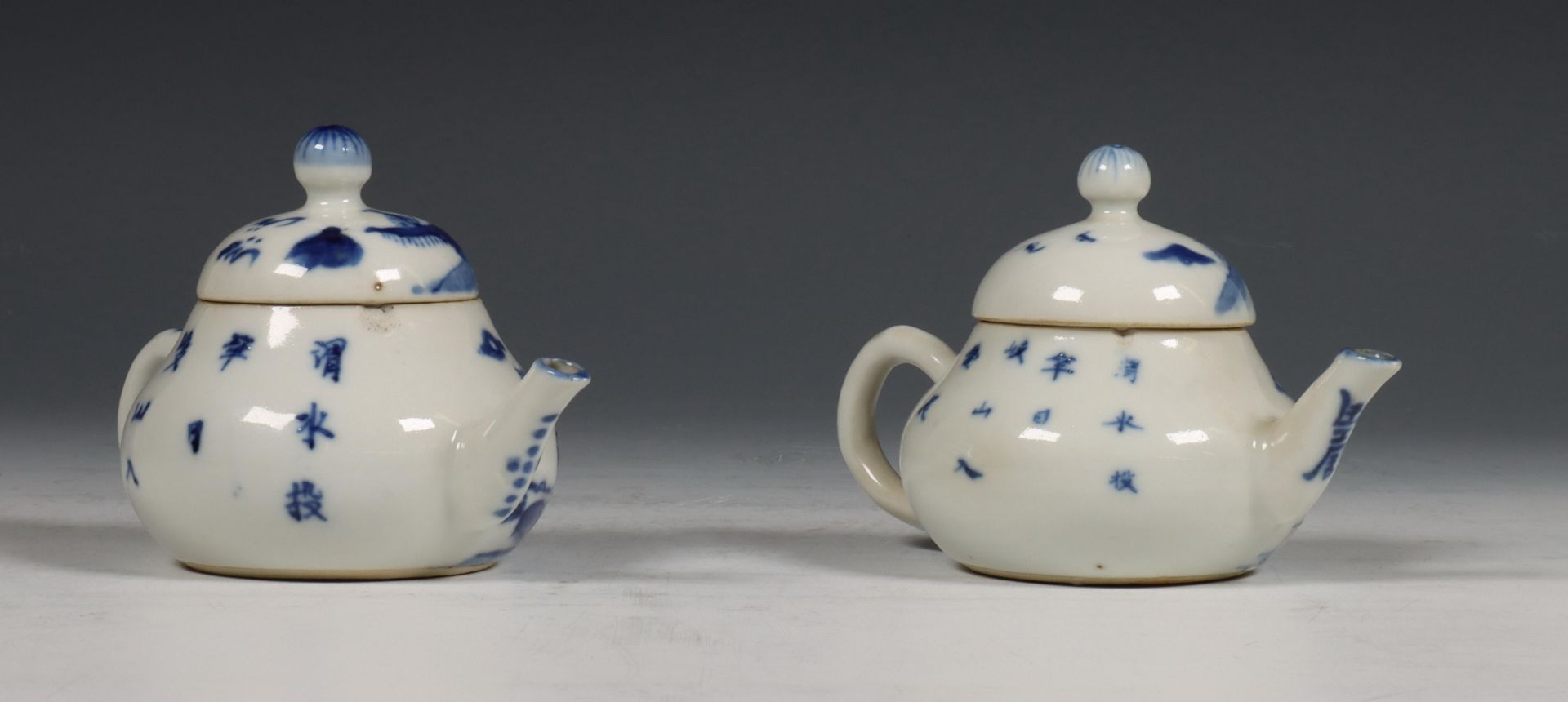China, twee blauw-wit porseleinen theepotjes, 18e eeuw, - Bild 2 aus 10