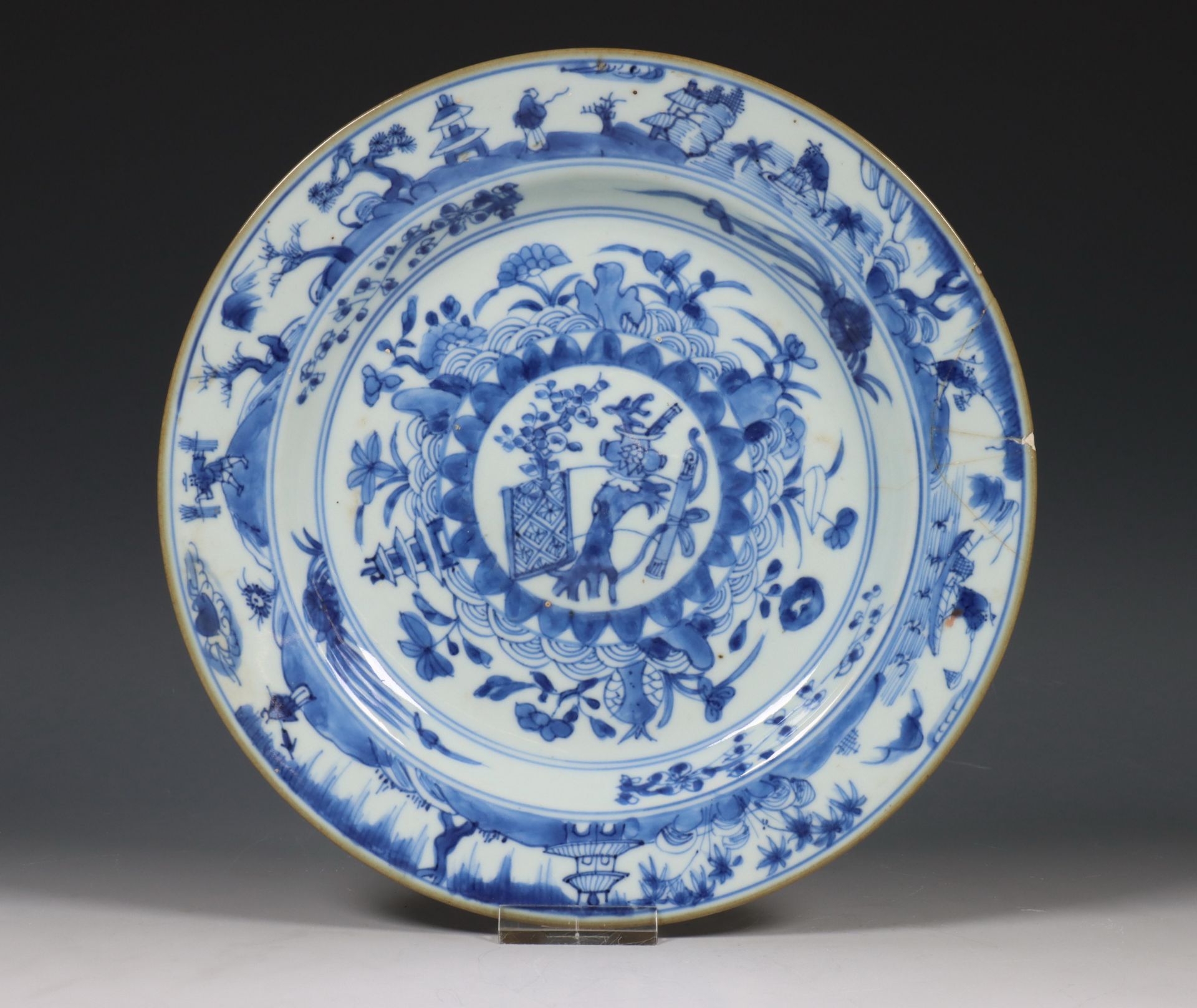 China, set van vier blauw-wit porseleinen borden, 18e eeuw, - Bild 3 aus 4
