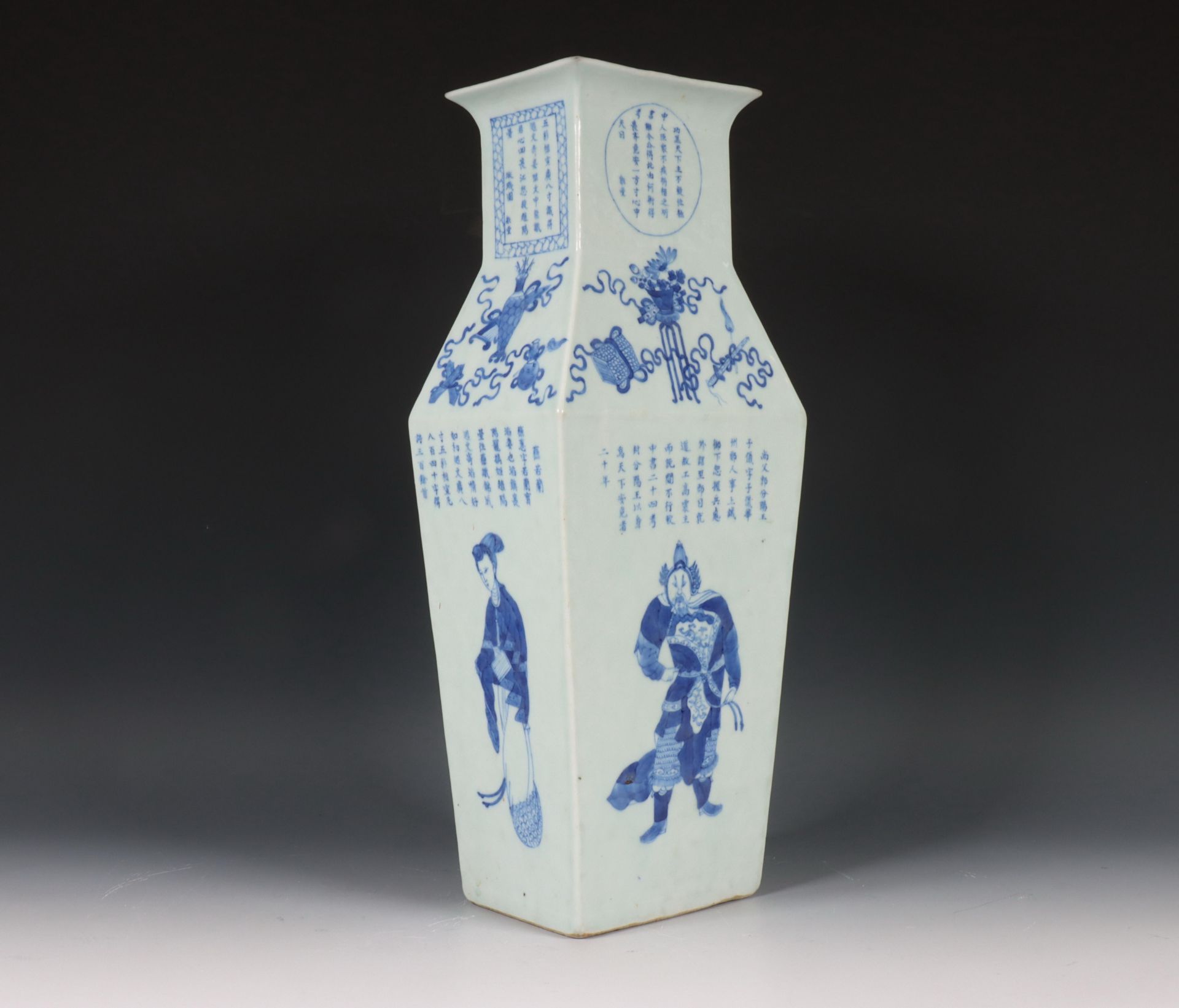 China, kantige blauw-wit porseleinen 'Wu Shuang Pu' vaas, laat Qing dynastie, eind 19e eeuw, - Bild 5 aus 10