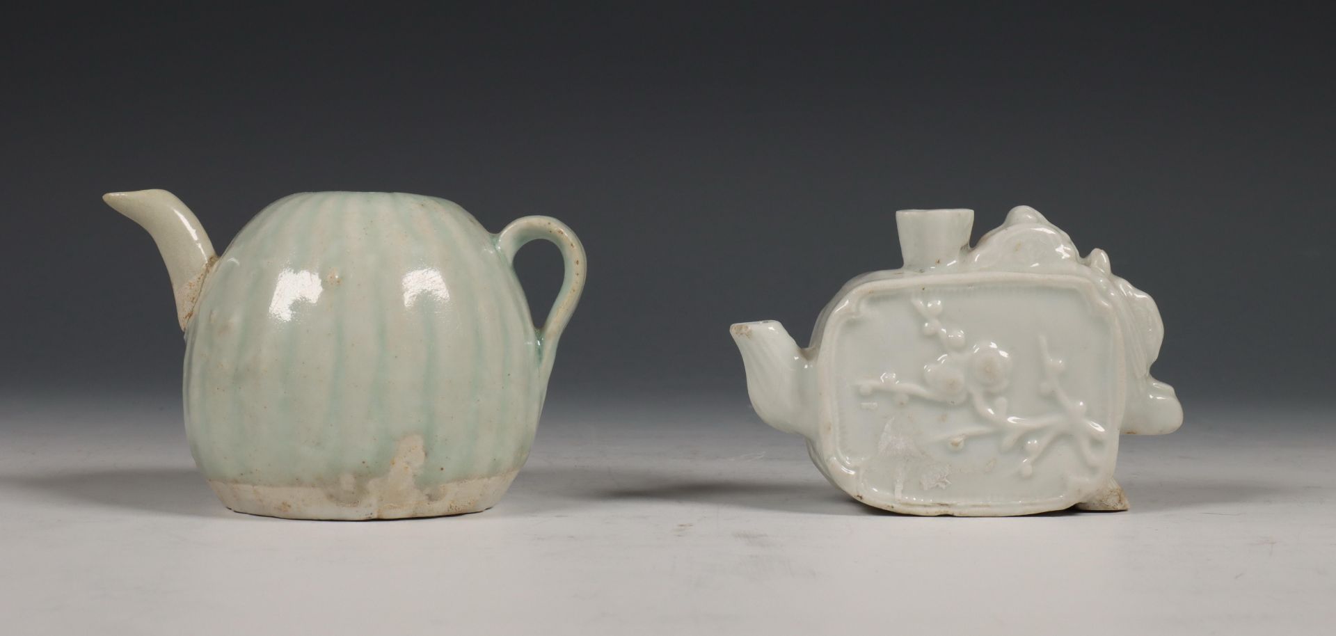 China, Qingbai-geglazuurde en blanc-de-chine waterdruppelaar, 12/13e en 17e/18e eeuw,