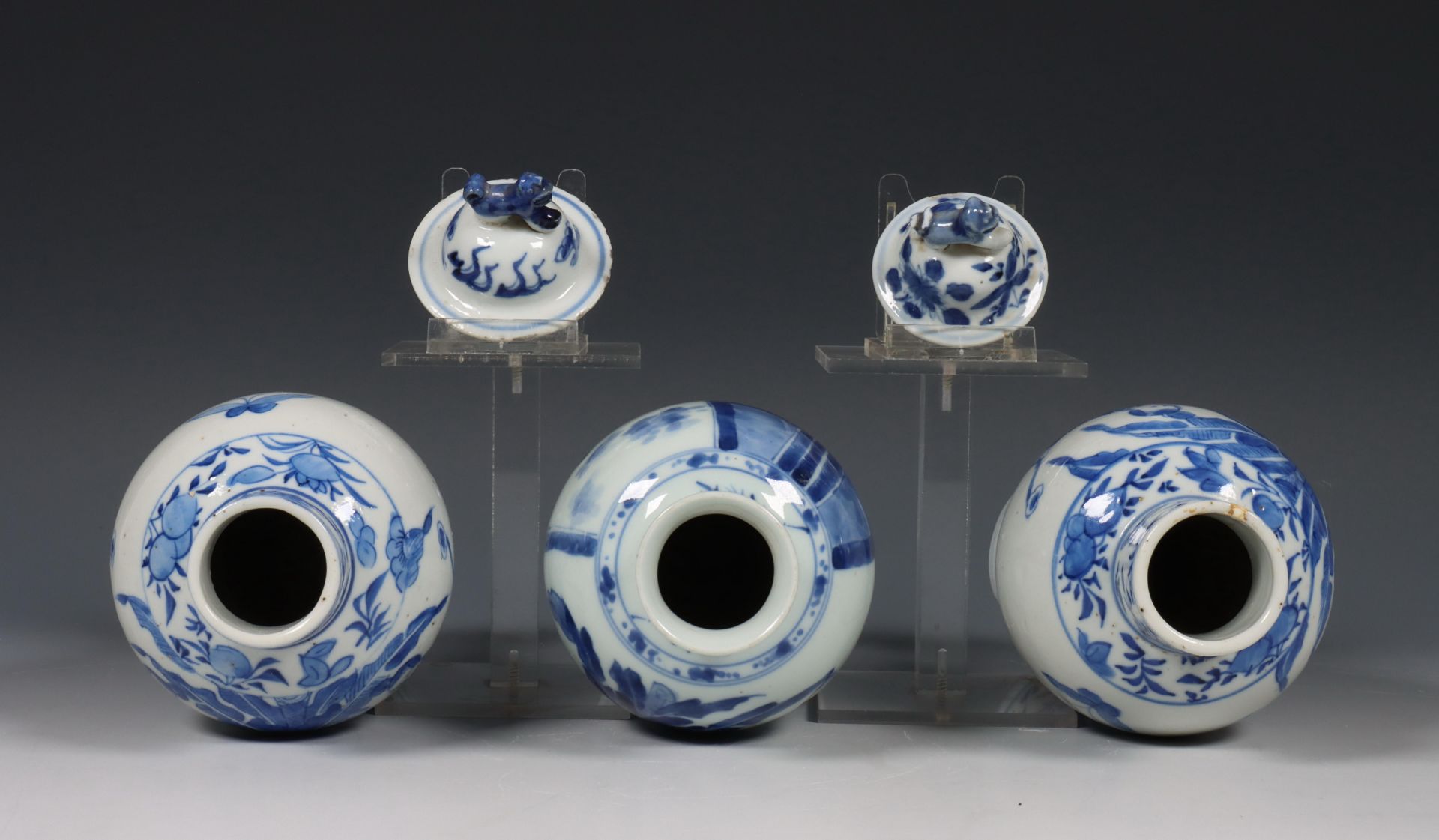 China, paar blauw-wit porseleinen dekselvazen en een enkele vaas, 19e eeuw, - Bild 6 aus 6
