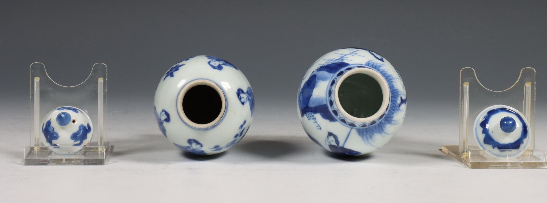 China, twee blauw-wit porseleinen theebusjes, Kangxi periode (1662-1722) en later, - Bild 6 aus 13