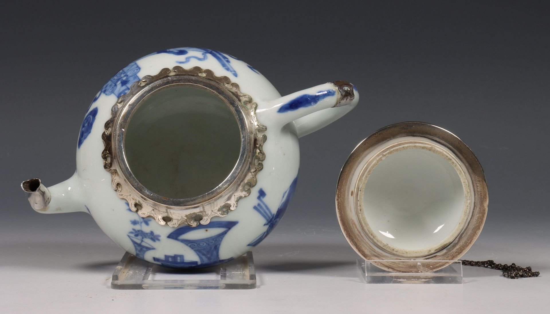 China, een zilvergemonteerde blauw-wit porseleinen theepot, Kangxi periode (1662-1722), het zilver l - Bild 7 aus 10