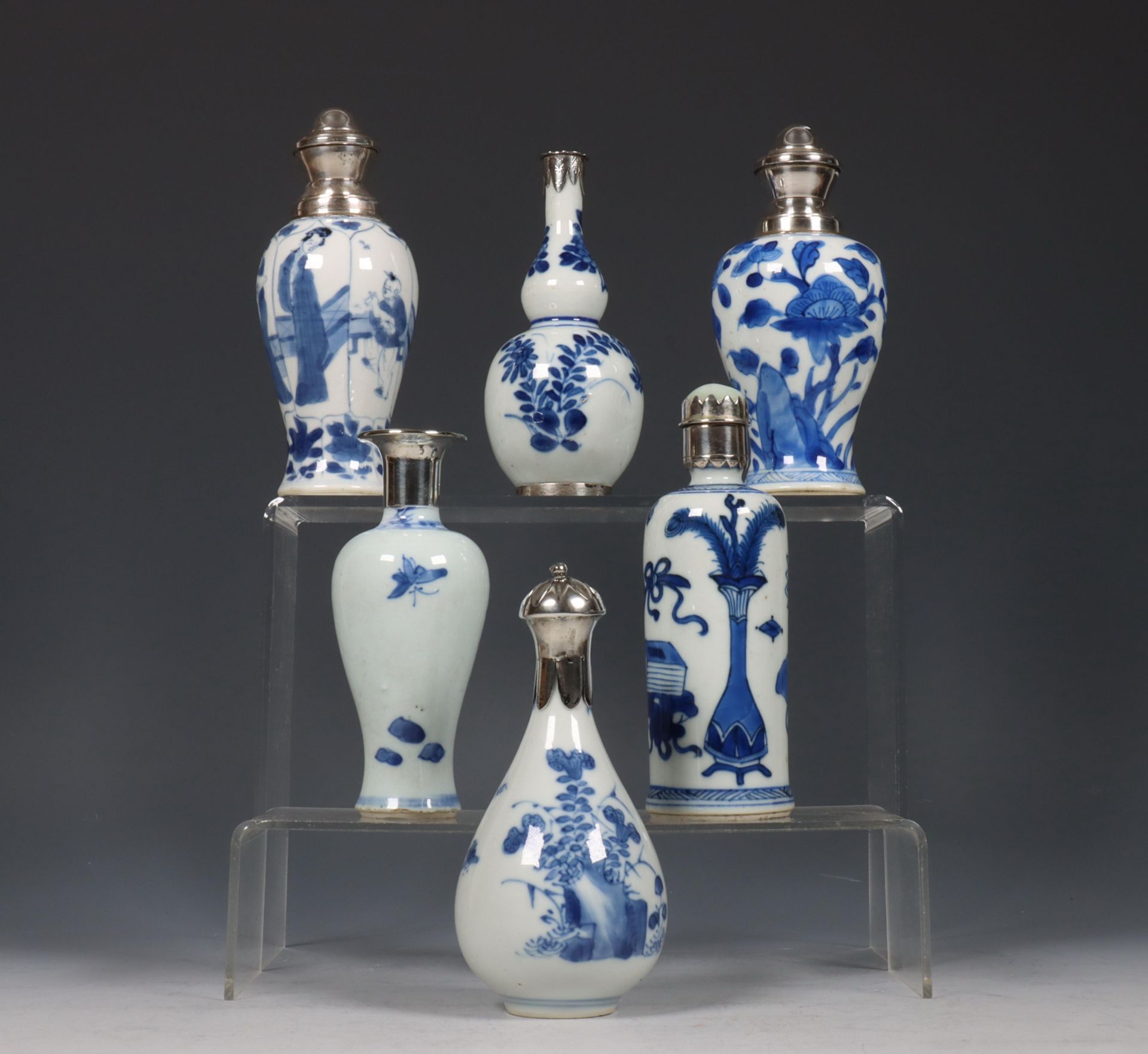 China, zes zilvergemonteerde blauw-wit porseleinen vaasjes, Kangxi periode (1662-1722), - Bild 3 aus 5