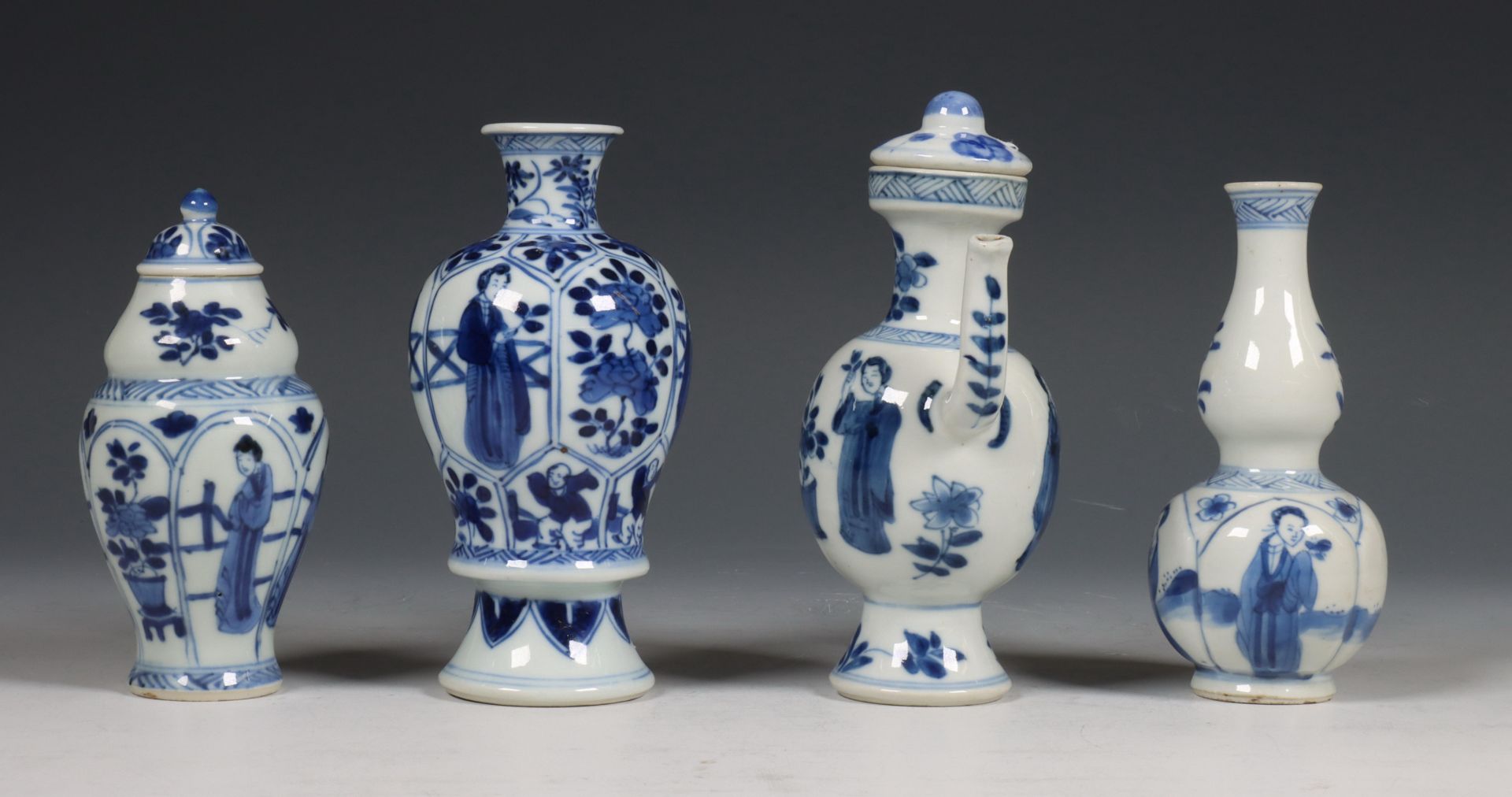 China, vier blauw-wit porseleinen vaasjes, 18e eeuw, - Bild 5 aus 6