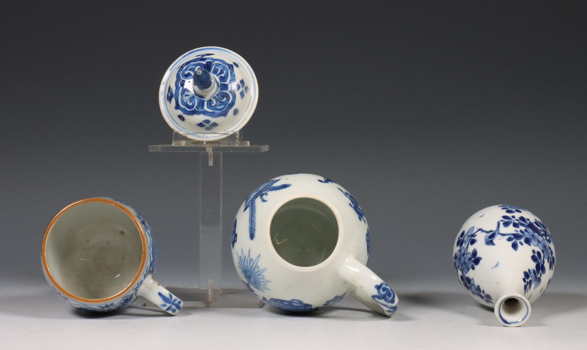 China, drie blauw-wit porseleinen vaasjes, Kangxi periode (1662-1722), - Bild 6 aus 6