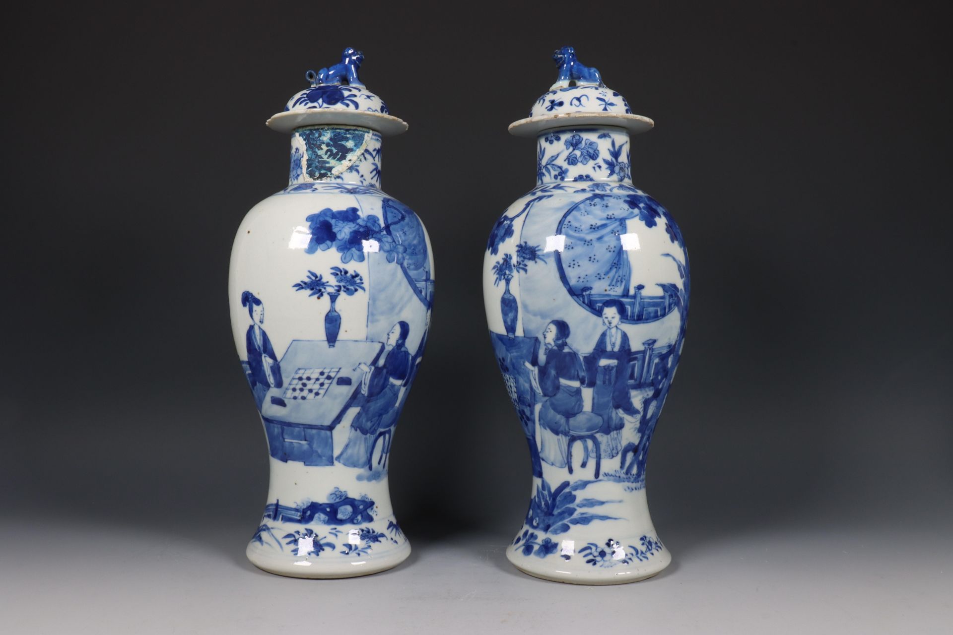 China, paar blauw-wit porseleinen baluster dekselvazen, 19e eeuw,