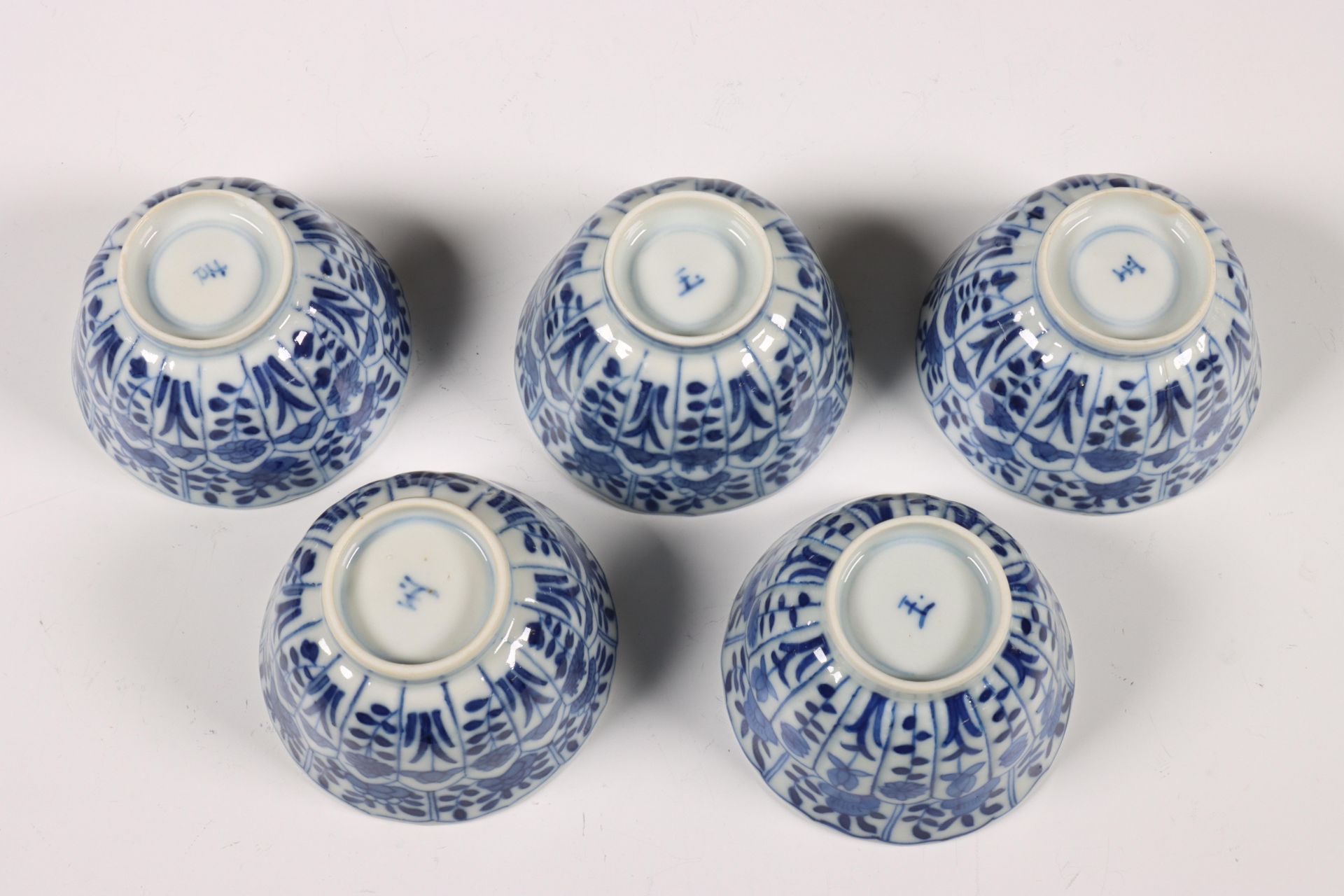 China, veertien blauw-wit porseleinen koppen en dertien schotels, 18e en 19e eeuw, - Bild 7 aus 13