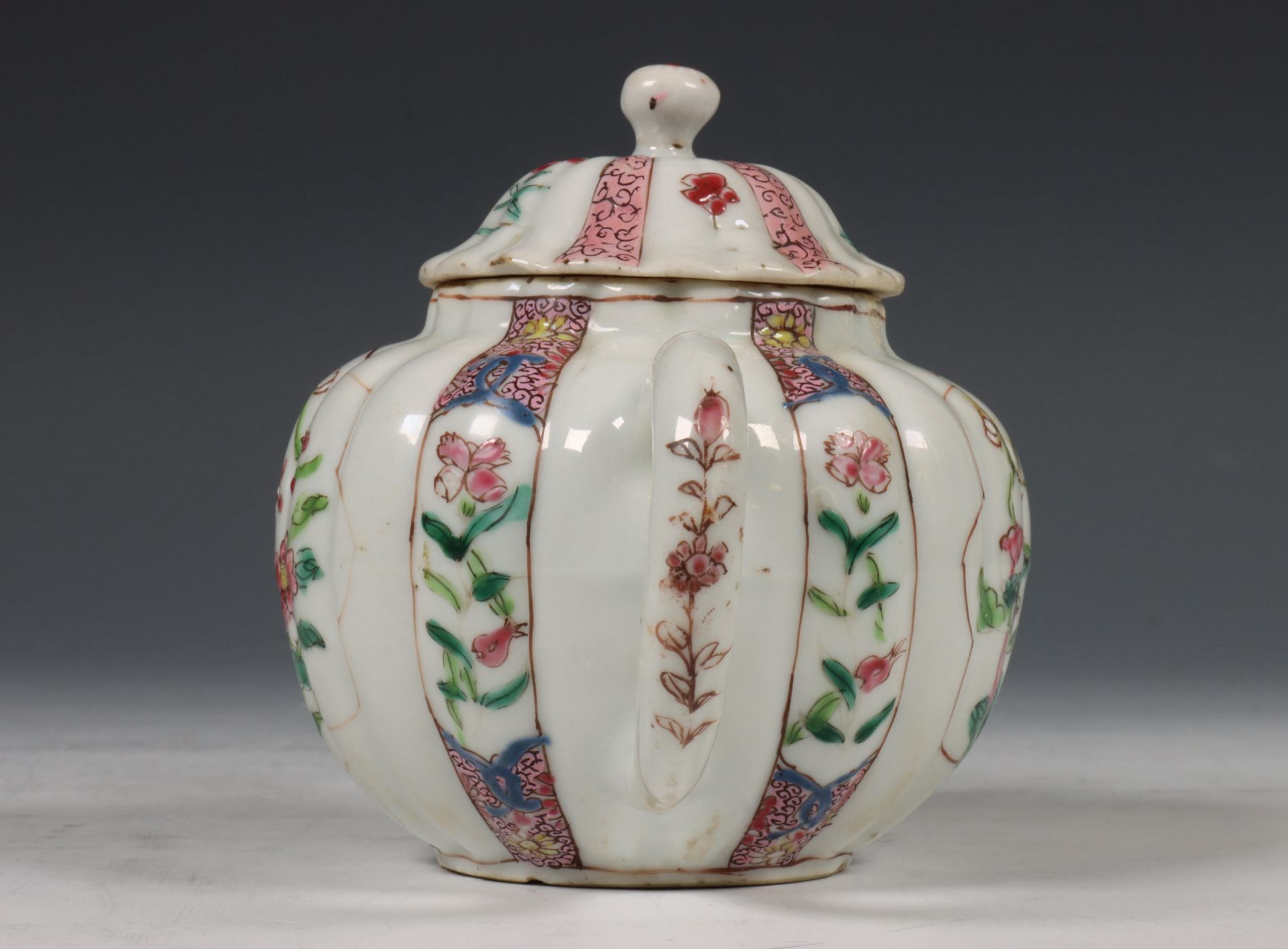 China, famille rose porseleinen gelobde theepot, Qianlong periode (1736-1795), - Bild 5 aus 11