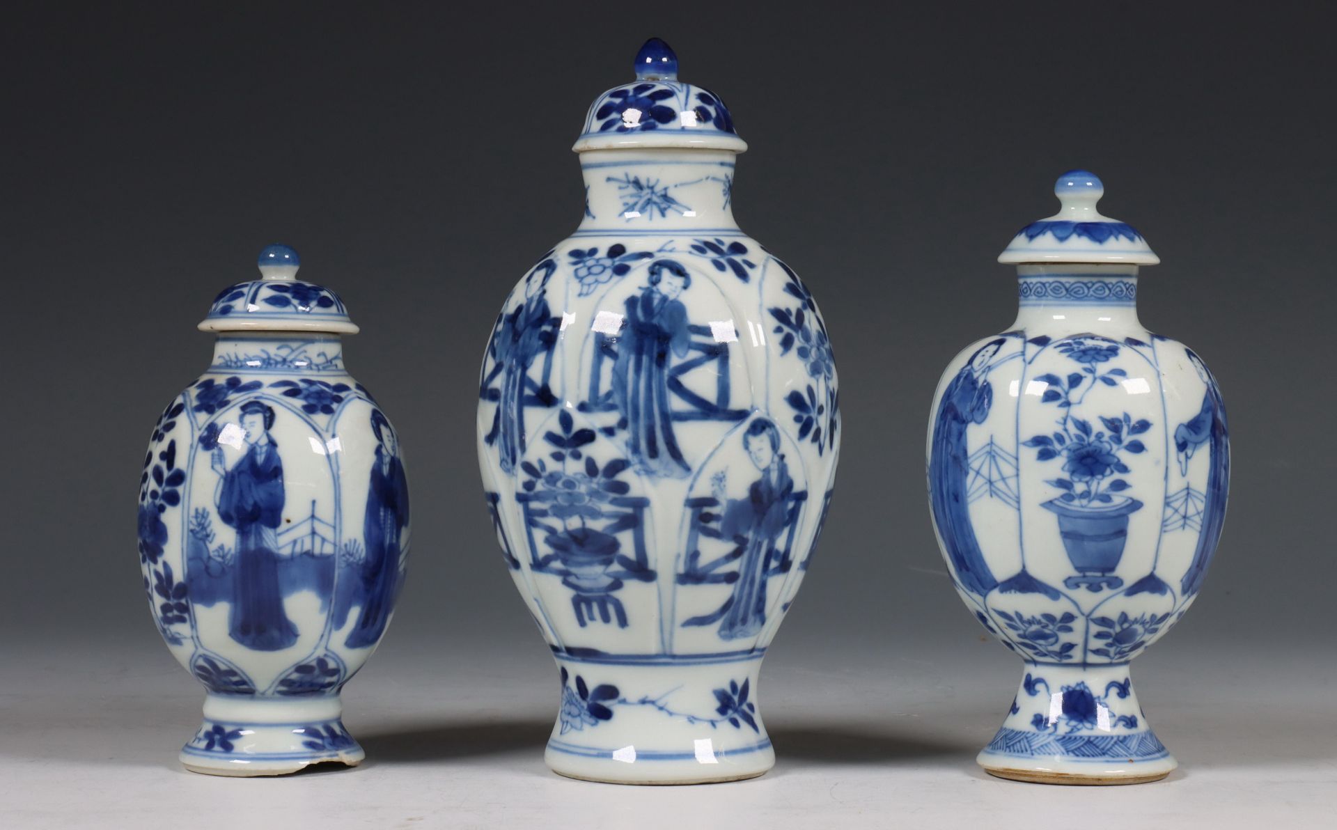 China, drie blauw-wit porseleinen theebusjes, Kangxi periode (1662-1722), - Bild 6 aus 8