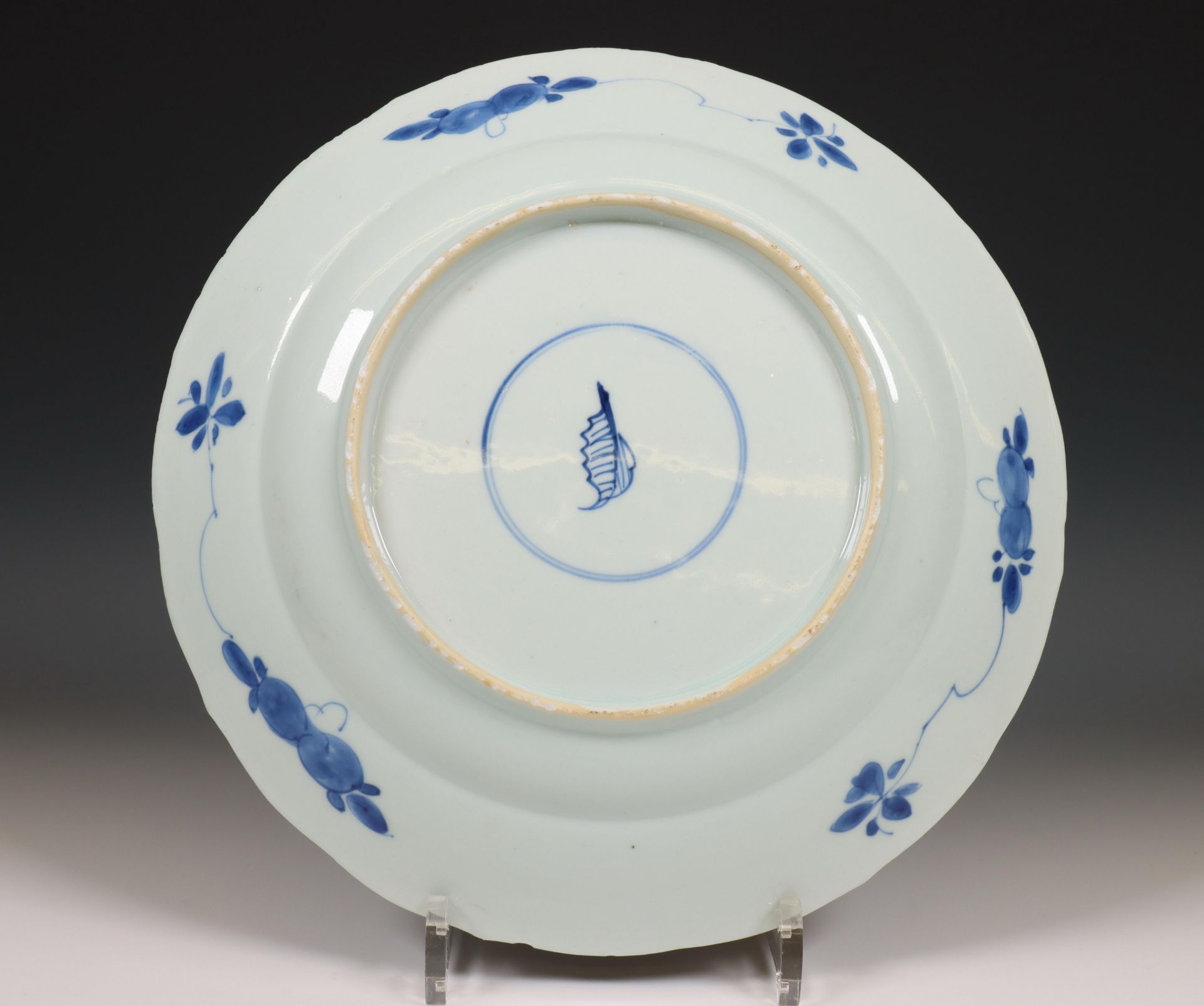 China, blauw-wit porseleinen 'lotus' bord, Kangxi periode (1662-1722), - Bild 5 aus 5