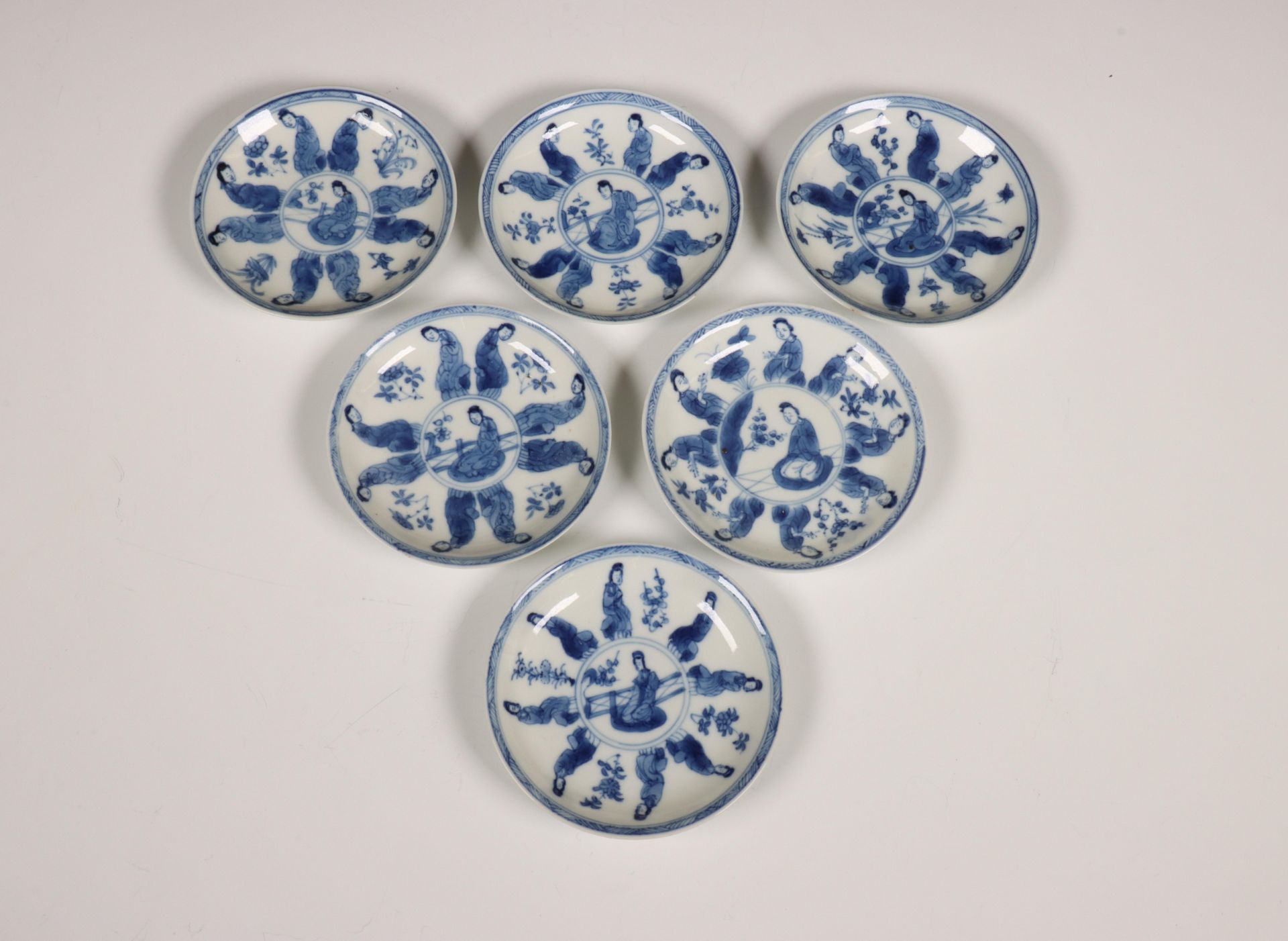 China, set van vijf blauw-wit porseleinen koppen en zes schotels, Kangxi periode (1662-1722), - Bild 6 aus 6