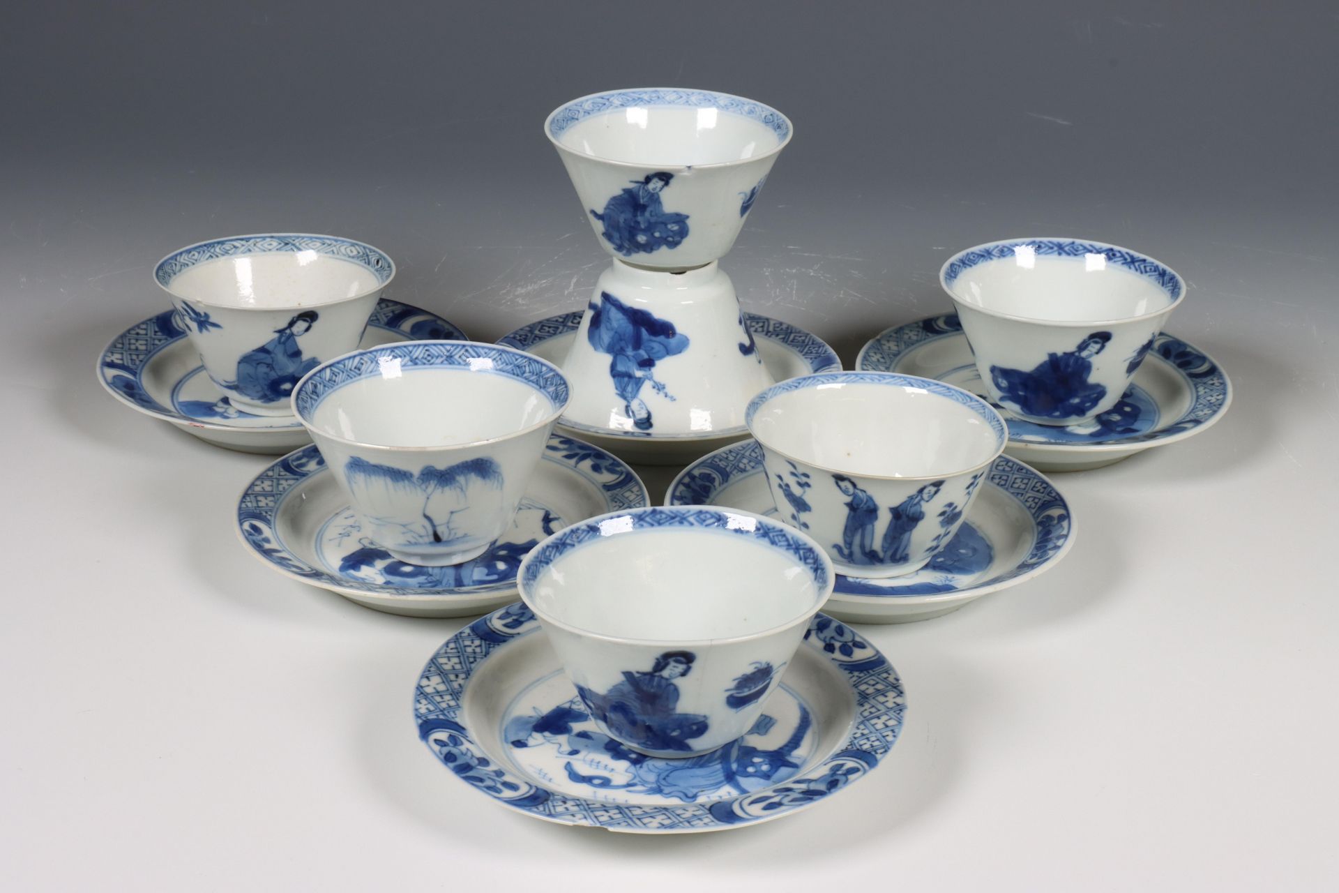China, set van twee blauw-wit porseleinen koppen en zes schotels, samen met vijf koppen, Kangxi peri