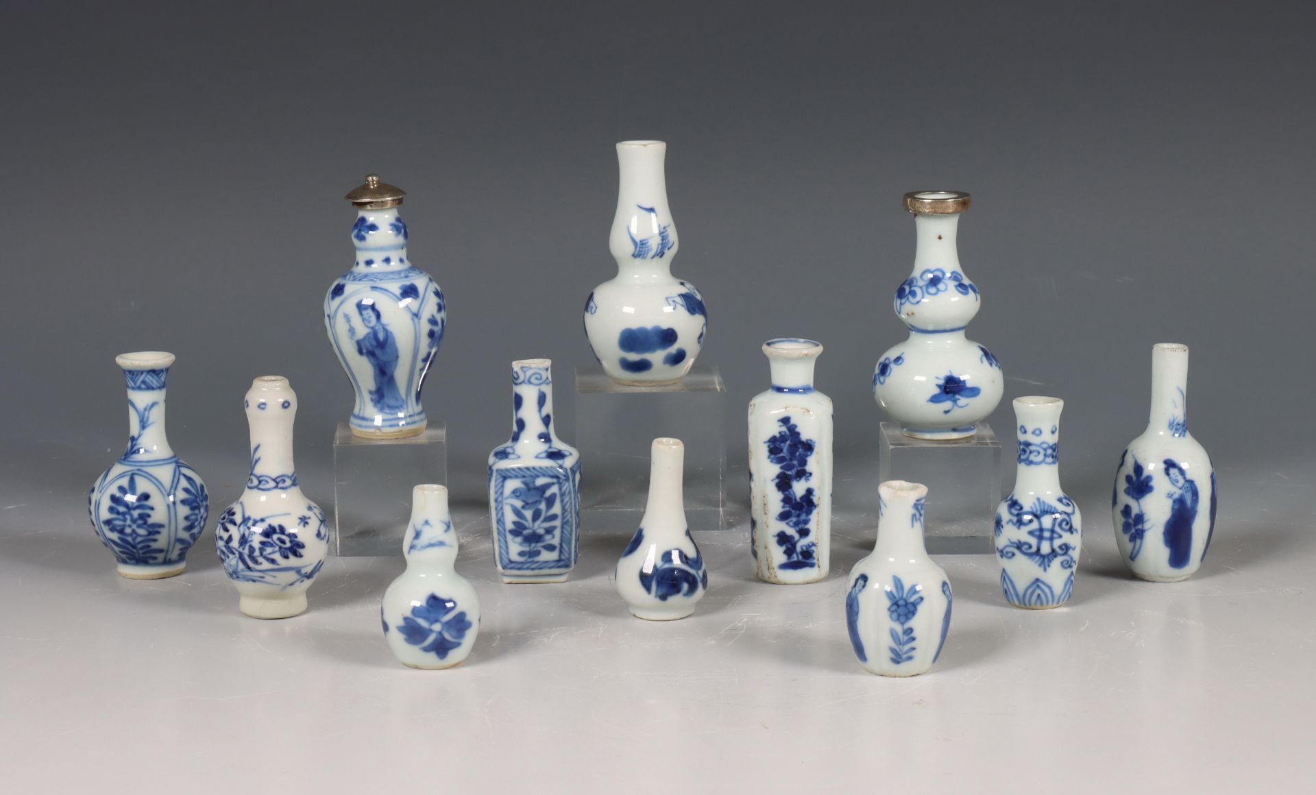 China, collectie blauw-wit porseleinen poppengoed vaasjes, Kangxi periode (1662-1722) en later, - Bild 2 aus 4