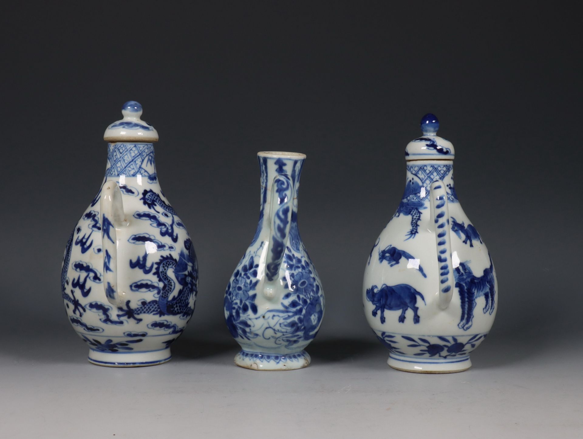 China, drie blauw-wit porseleinen schenkkannen, 18e-19e eeuw, - Bild 6 aus 8