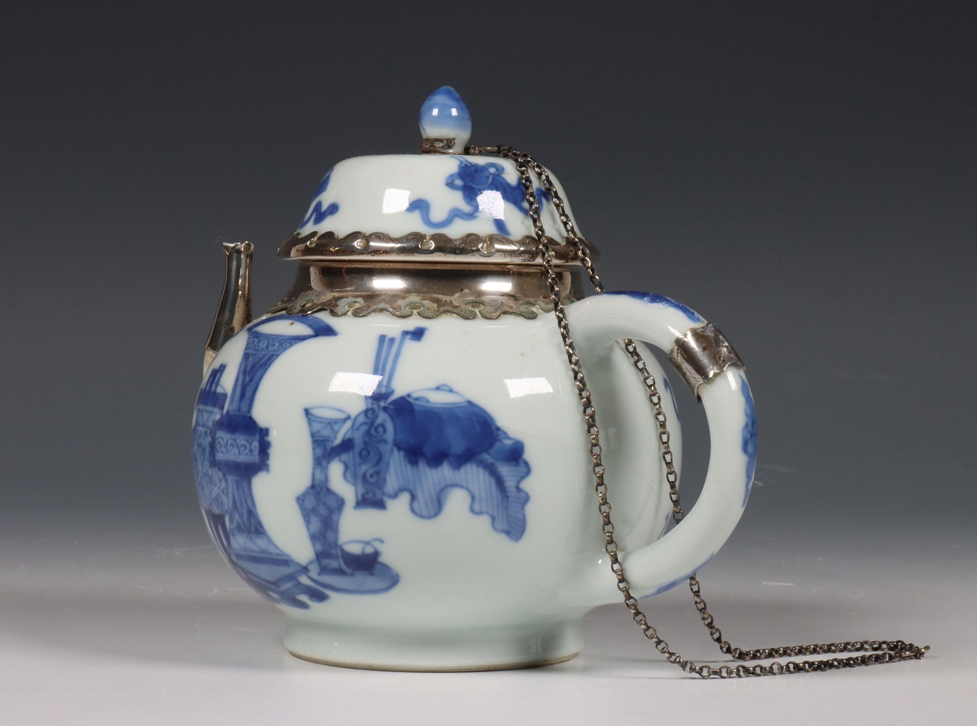 China, een zilvergemonteerde blauw-wit porseleinen theepot, Kangxi periode (1662-1722), het zilver l - Bild 4 aus 10