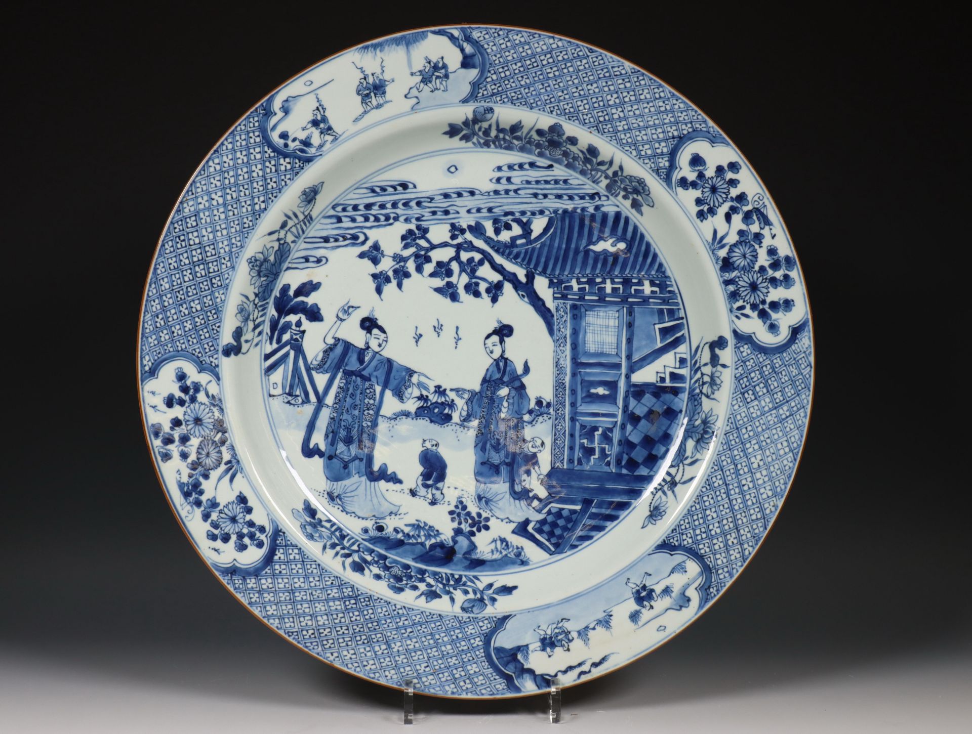 China, grote blauw-wit porseleinen schotel, late Qing-dynastie (1644-1912),