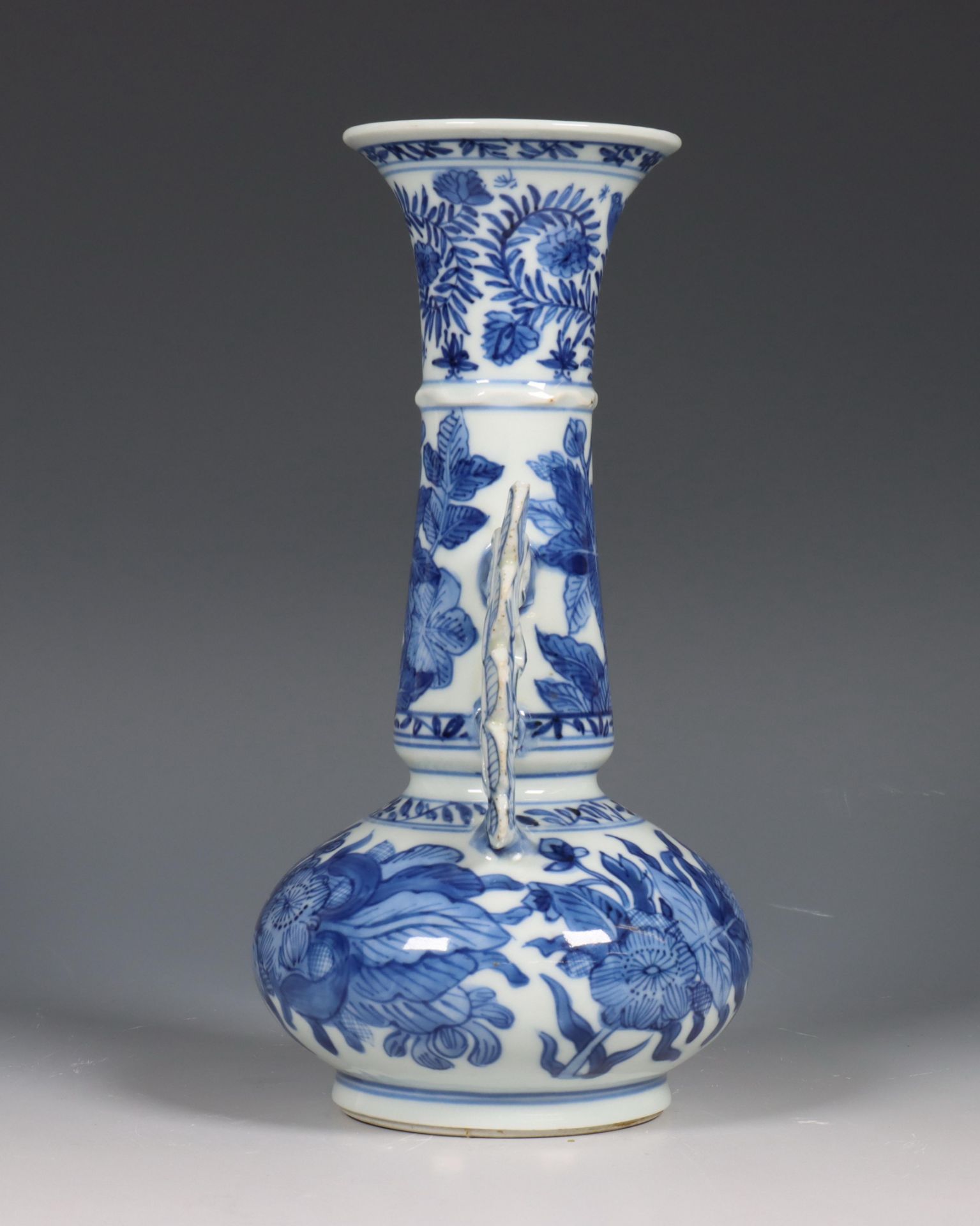 China, blauw-wit porseleinen 'Venetiaans glas' vaas, Kangxi periode (1662-1722) - Bild 6 aus 11