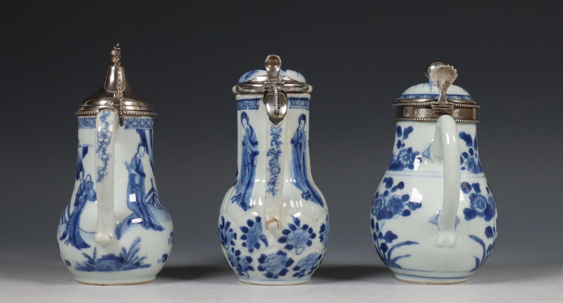 China, drie zilvergemonteerde blauw-wit porseleinen melkkannetjes, Kangxi periode (1662-1722), het z - Bild 4 aus 13