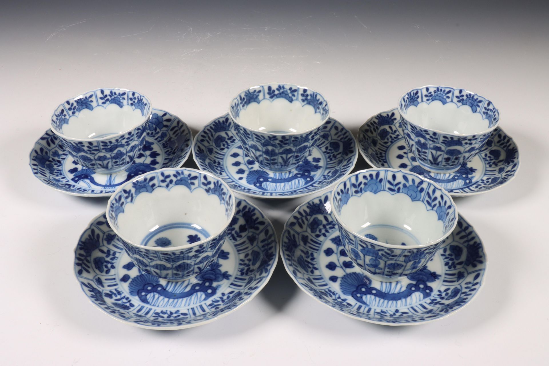 China, veertien blauw-wit porseleinen koppen en dertien schotels, 18e en 19e eeuw,