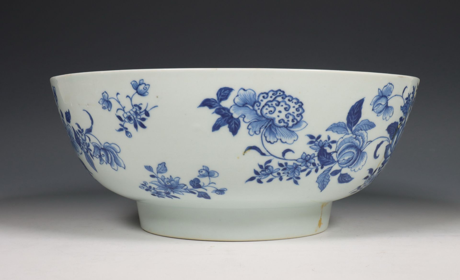 China, blauw-wit porseleinen kom, Qianlong periode (1736-1795), - Bild 3 aus 6